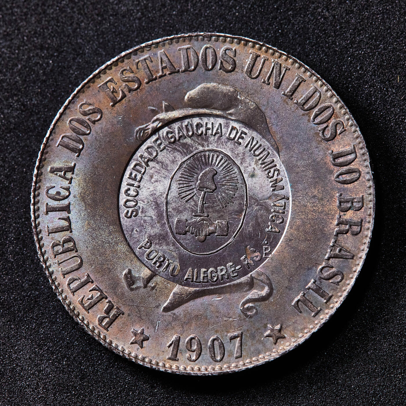 【俄甄集藏】满园春色-2026年(051)04-22星期三 晚 19:30 全场包邮 巴西2001年南里奥格兰德州钱币协会纪念第13届全国收藏家大会举办加盖1907年2000瑞斯女神银币，稀少品种