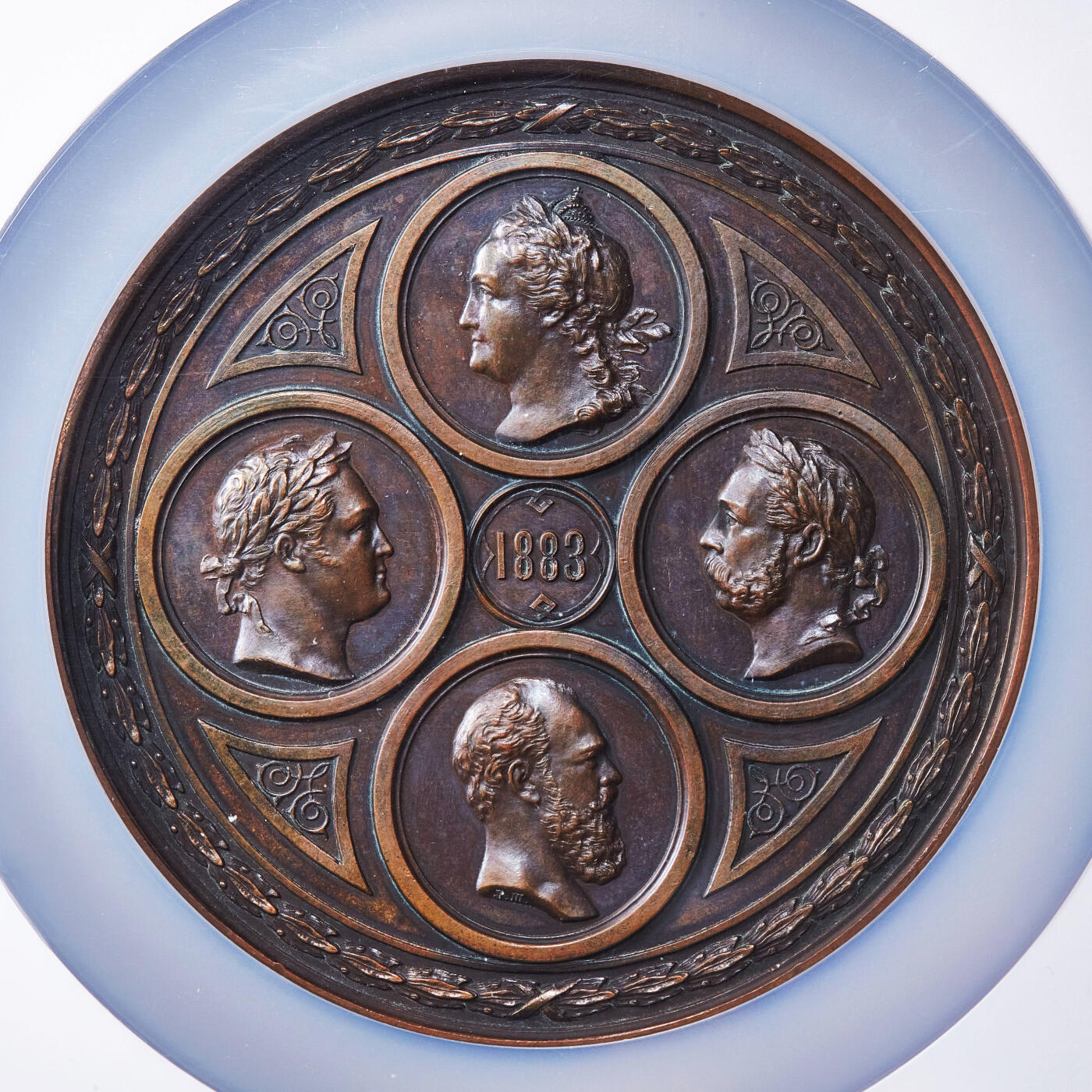 【俄甄集藏】满园春色-2026年(051)04-22星期三 晚 19:30 全场包邮 沙俄1883年叶卡II、亚一、亚二、亚三沙皇头像纪念新夏斯克-斯维尔运河1882年竣工超大铜章，NGC MS61，巧克力包浆，高浮雕，圣彼得堡造币厂雕刻师L·施泰因曼与M·加贝共同作品，直径：79mm，R级，稀少品种