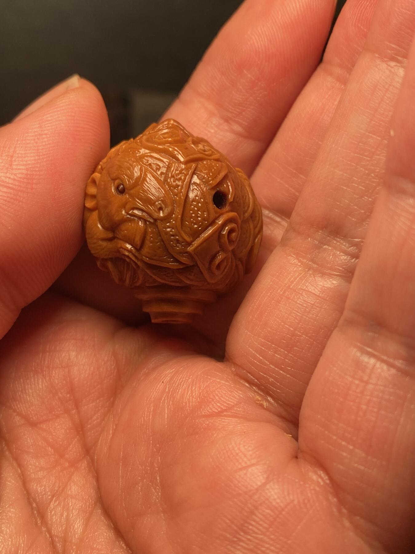 捡漏苏州非物质文化遗产，核雕艺术老苏工 福利苏工核雕纯手工铁核数钱三通，雕工深峻，个性十足，等待有缘人，尺寸2。7x2.9,目前核界最大尺寸喜欢的来