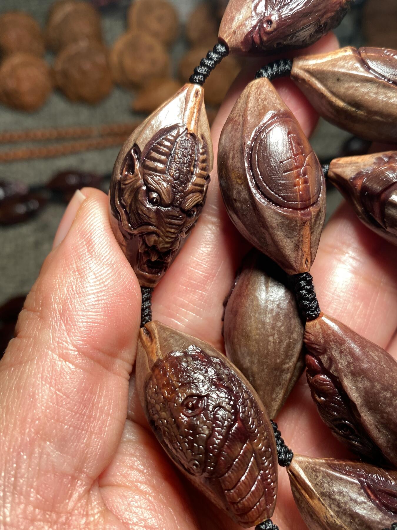 捡漏苏州非物质文化遗产，核雕艺术老苏工 福利苏工核雕纯手工老手艺名家王红秋老师雕刻紫核全手工福禄寿喜财十二生肖，雕工深峻，个性十足，等待有缘人，尺寸1。75x3.6喜欢的来