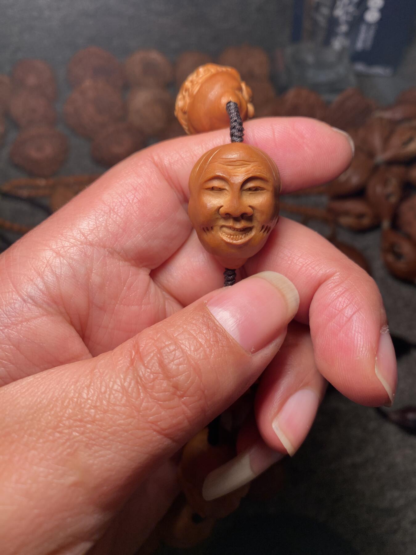 捡漏苏州非物质文化遗产，核雕艺术老苏工 福利苏工核雕纯手工老手艺，殷派十八罗汉，雕工深峻，个性十足，等待有缘人，尺寸2。15x2.9喜欢的来