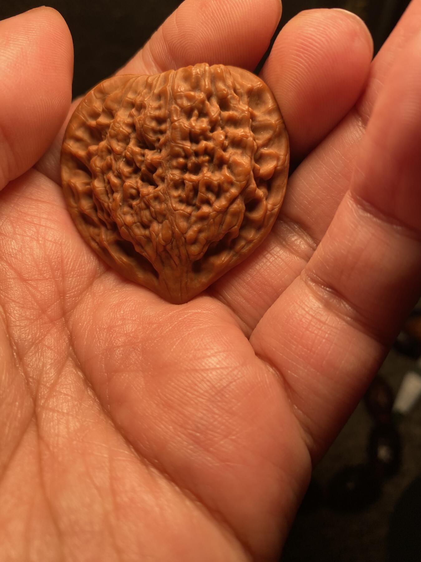 捡漏苏州非物质文化遗产，核雕艺术老苏工 福利苏工核雕，纯手工雕刻,核桃老苏工留刀痕关公，忠义千秋，个性十足，等待有缘人，市场无同款，尺寸4。2喜欢的来