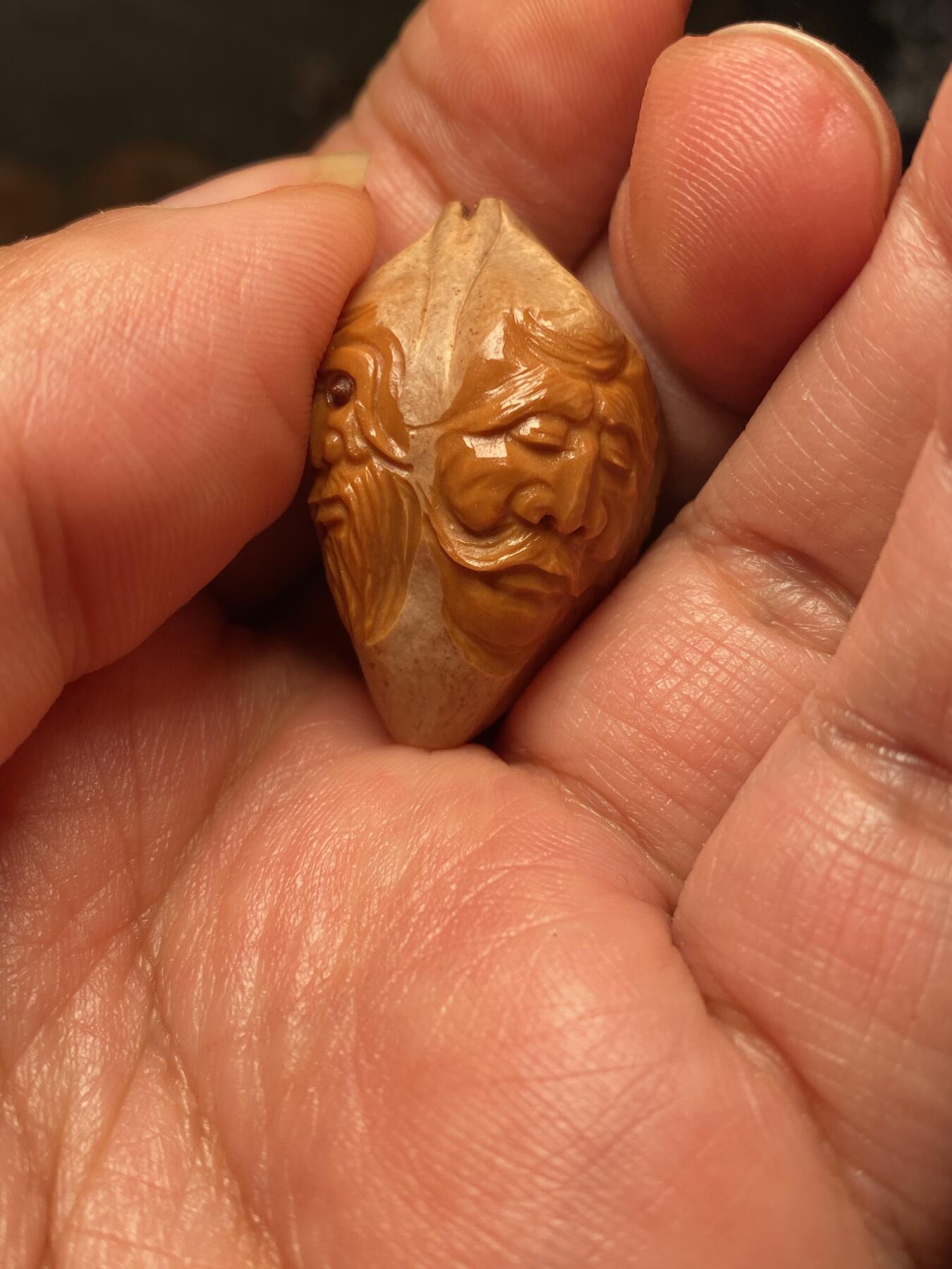 捡漏苏州非物质文化遗产，核雕艺术老苏工 福利苏工核雕，纯手工雕刻,四花人群仙会，个性十足，等待有缘人，尺寸2。5x3.4喜欢的来