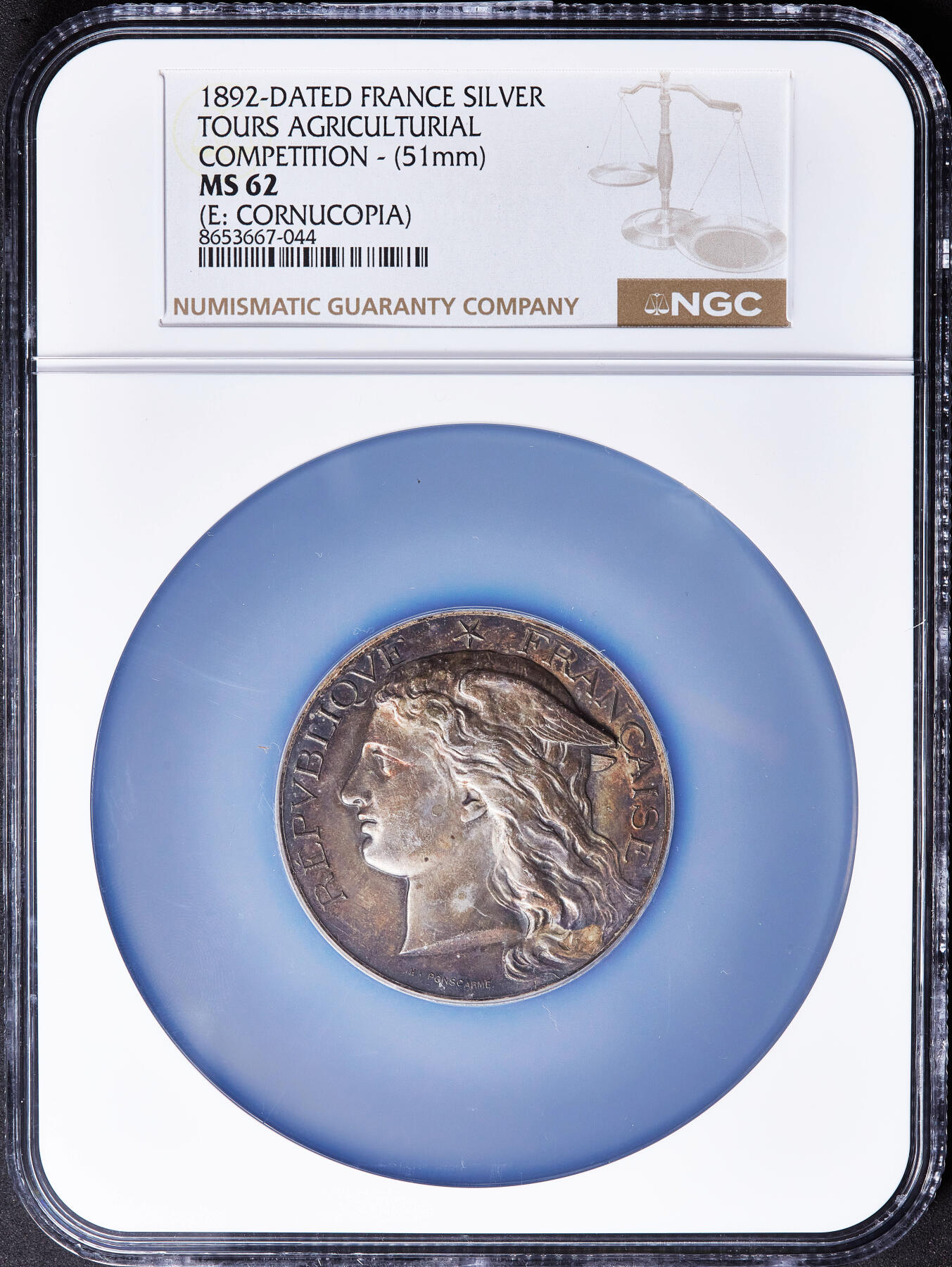 【俄甄集藏】满园春色-2026年(051)04-22星期三 晚 19:30 全场包邮 法国1892年天使双翼弗吉尼亚帽玛丽安娜头像纪念图尔市农业竞赛大银章，NGC MS62，直径：51mm，重：66克，高浮雕，设计精美，五彩酱彩老包浆，雕刻家亨利-奥古斯特·蓬斯卡姆作品，丰饶角铭