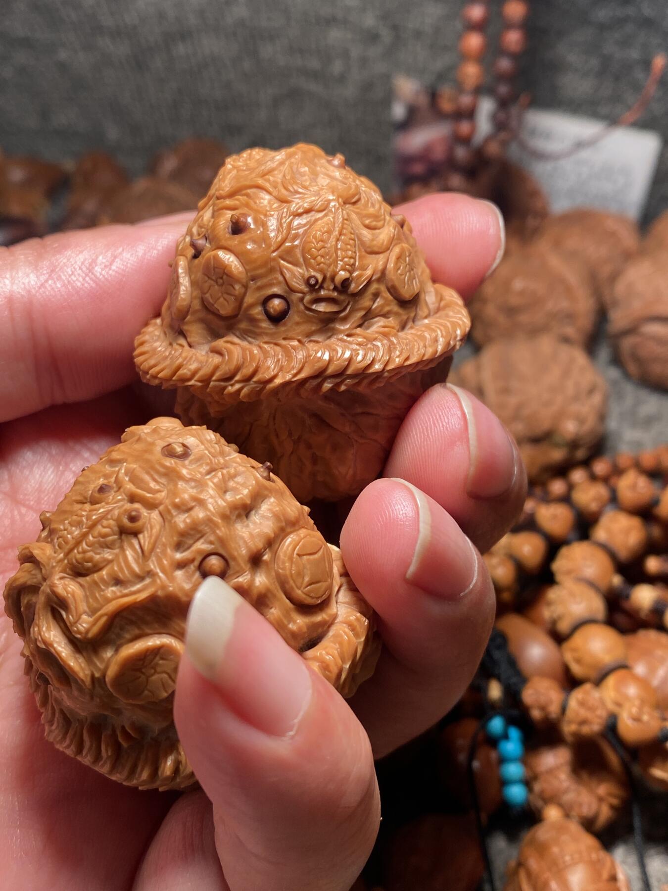 捡漏苏州非物质文化遗产，核雕艺术老苏工 福利苏工核雕，纯手工雕刻,核桃老苏工留刀痕腰缠万贯，金玉满堂，年年有余，好运连连，个性十足，等待有缘人，市场无同款，尺寸4。3喜欢的来