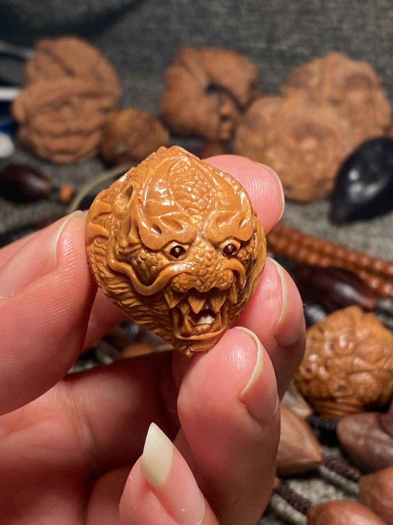 捡漏苏州非物质文化遗产，核雕艺术老苏工 福利苏工核雕纯手工龙行天下单籽，雕工深峻，个性十足，等待有缘人，尺寸2.8x3.45喜欢的来