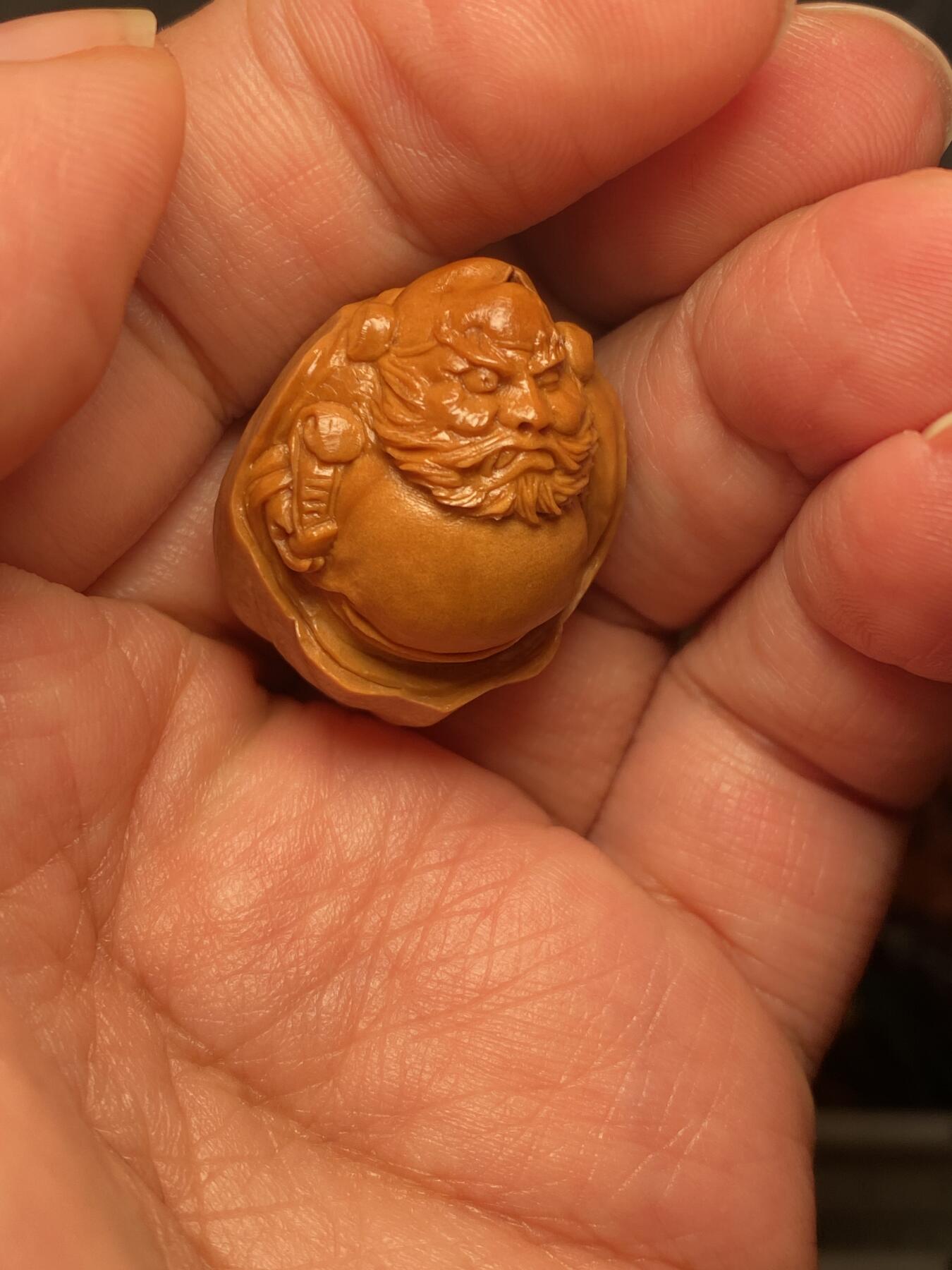 捡漏苏州非物质文化遗产，核雕艺术老苏工 福利苏工核雕纯手工钟馗单籽，雕工深峻，个性十足，等待有缘人，尺寸2.4x3。15喜欢的来