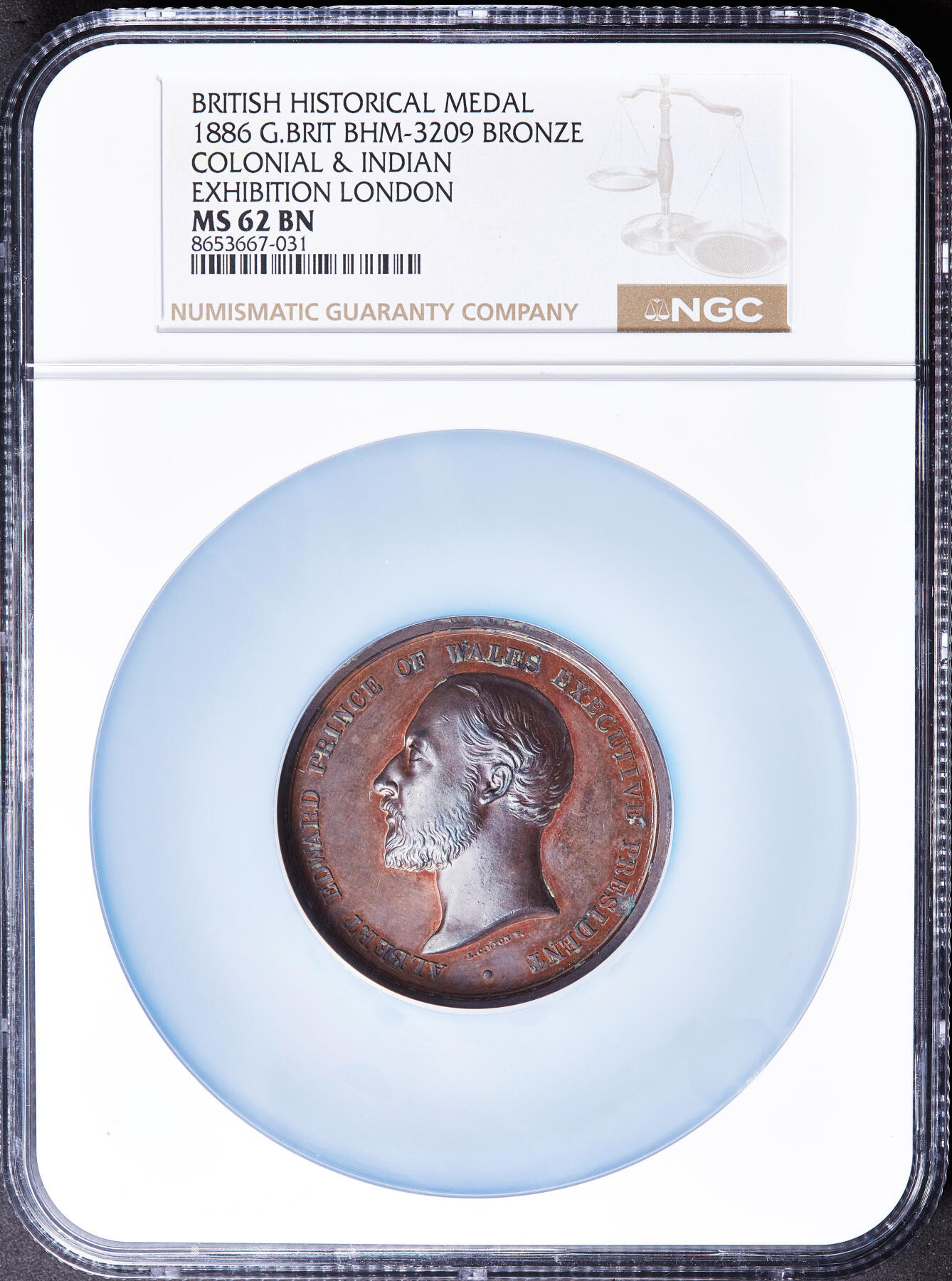 【俄甄集藏】满园春色-2026年(051)04-22星期三 晚 19:30 全场包邮 英国1886年阿尔伯特·爱德华威尔士亲王头像（即后来的英国国王爱德华七世）纪念在伦敦召开的英国殖民地与印度博览会大铜章，NGC MS62，巧克力包浆，高浮雕，类精制底板，皇家造币厂首席雕刻师莱昂纳德·查尔斯·怀恩作品，直径：52mm