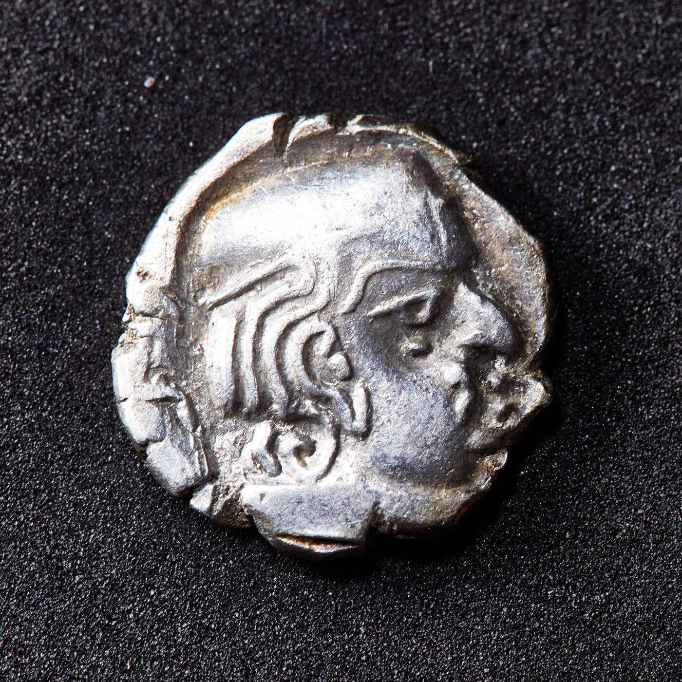 【俄甄集藏】满园春色-2026年(051)04-22星期三 晚 19:30 全场包邮 西萨特拉普王朝（西郡太守）公元256-278年鲁德拉森二世1德拉克马银币，正面国王带盔头像，背面三拱丘,太阳，新月与河水，直径：13mm，重量：2.3克，保存完好