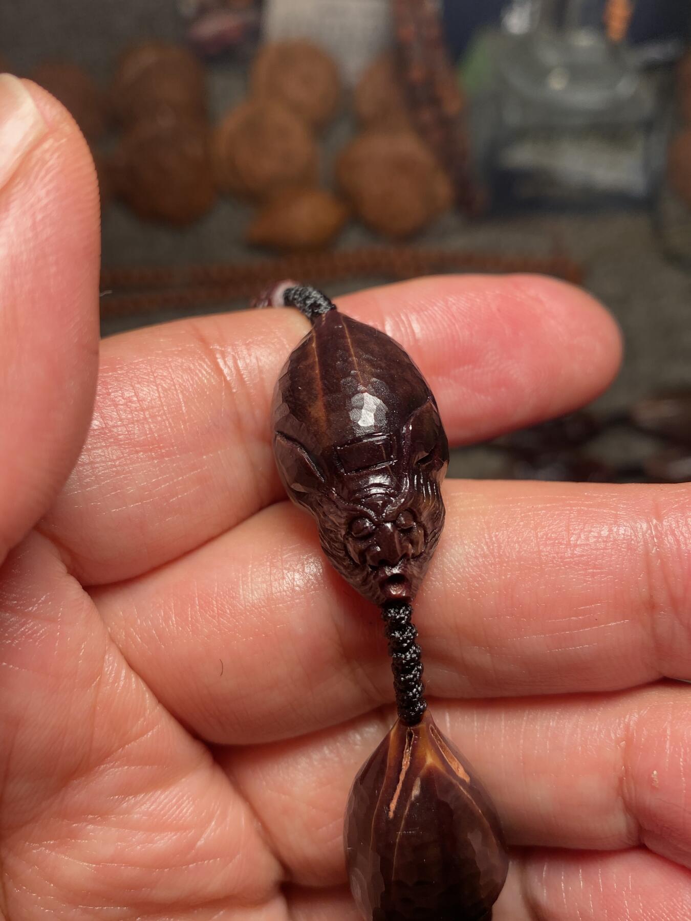 捡漏苏州非物质文化遗产，核雕艺术老苏工 福利苏工核雕纯手工老手艺名家王红秋老师雕刻异型紫核全刀工福禄钟馗百态，雕工深峻，个性十足，等待有缘人，尺寸1。5x3。15喜欢的来