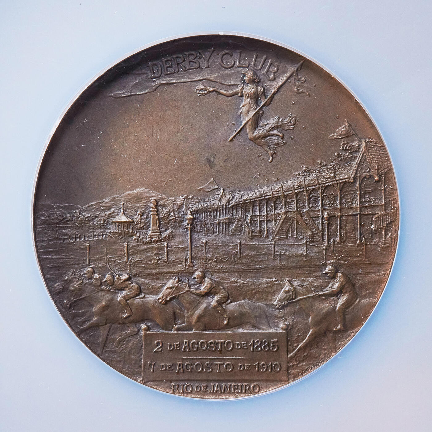 【俄甄集藏】满园春色-2026年(051)04-22星期三 晚 19:30 全场包邮 巴西1910年创始人保罗·德·弗罗坦头像纪念里约热内卢德比赛马俱乐部成立25周年大铜章，NGC MS63，巧克力包浆，高浮雕，背面为赛马场实景与手持花环的胜利女神，著名意大利裔章牌大师奥古斯托·乔治·吉拉尔代作品，直径：50mm，重：64.5克，稀有品种