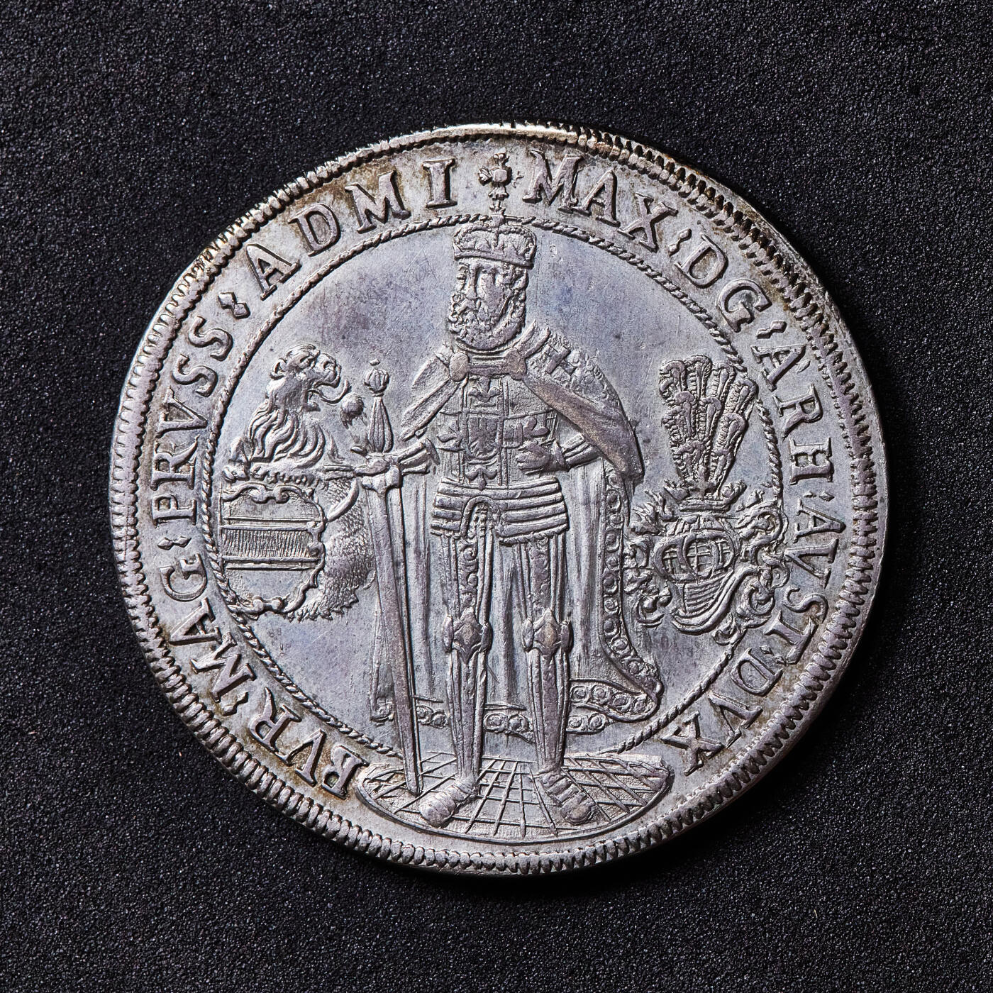【俄甄集藏】满园春色-2026年(051)04-22星期三 晚 19:30 全场包邮 神圣罗马帝国-德国条顿骑士团1603年马克西米利安三世1泰勒大银币，打制周正，细节犀利，原味状态，可惜圣骑士身后有涂鸦刻字“M”
