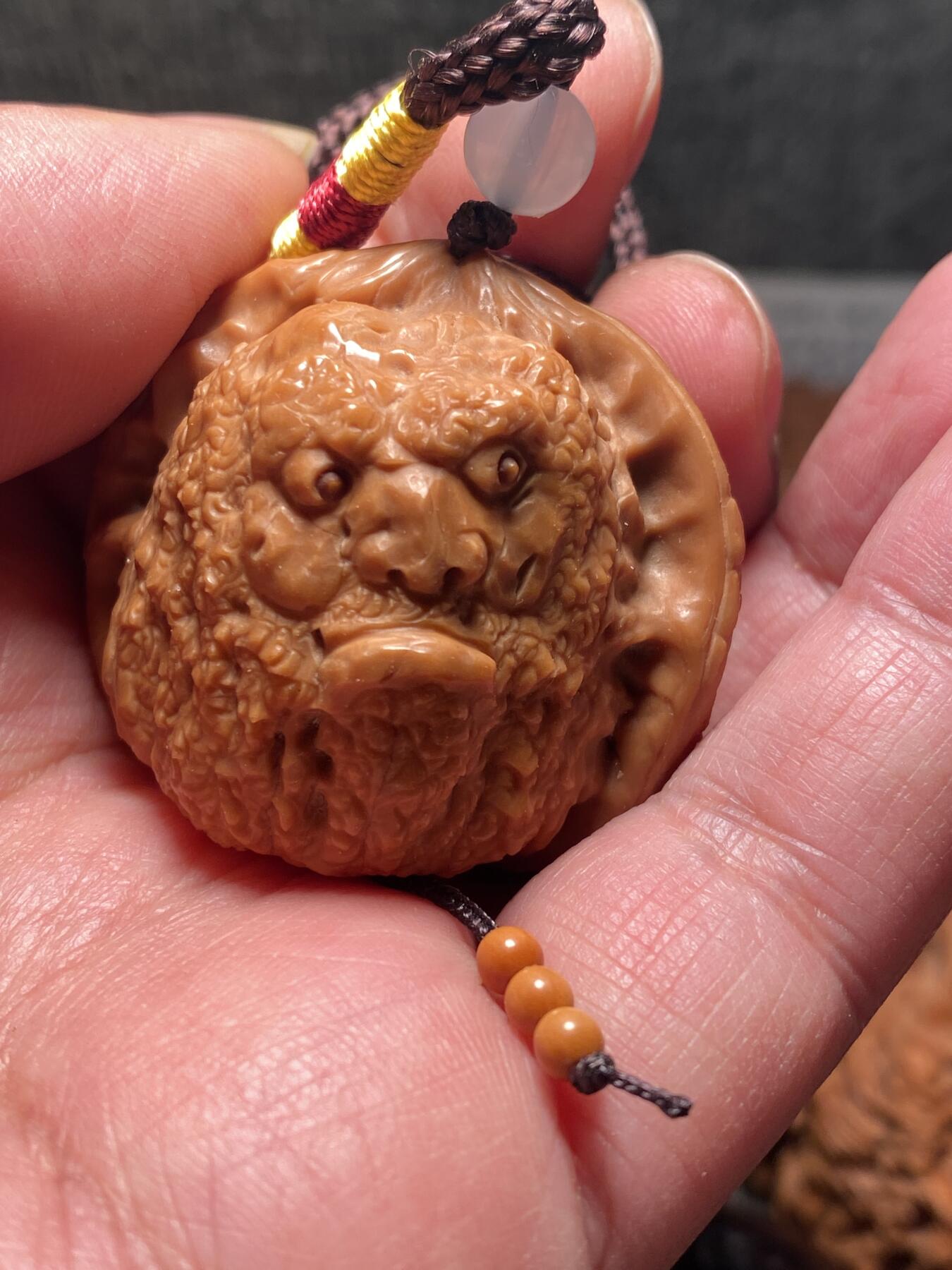 捡漏苏州非物质文化遗产，核雕艺术老苏工 福利苏工核雕，纯手工雕刻,核桃老苏工留刀痕双面禅道手把件，个性十足，等待有缘人，市场无同款，尺寸4。2喜欢的来
