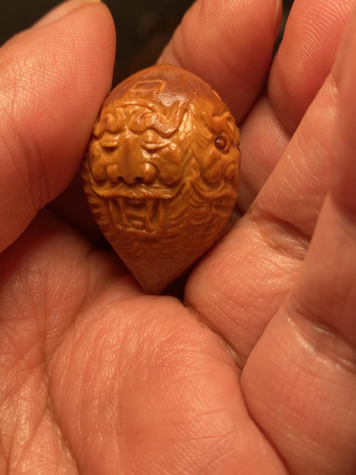 捡漏苏州非物质文化遗产，核雕艺术老苏工 福利苏工核雕，纯手工雕刻,钟馗百态，个性十足，等待有缘人，尺寸2。7x3。58喜欢的来