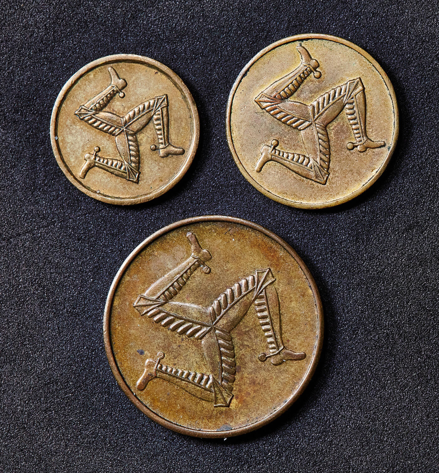 【俄甄集藏】满园春色-2026年(051)04-22星期三 晚 19:30 全场包邮 英属马恩岛1940-1945年二战盟军翁昌战俘营1/2便士、1便士、6便士代用铜币3枚一组，少见品种