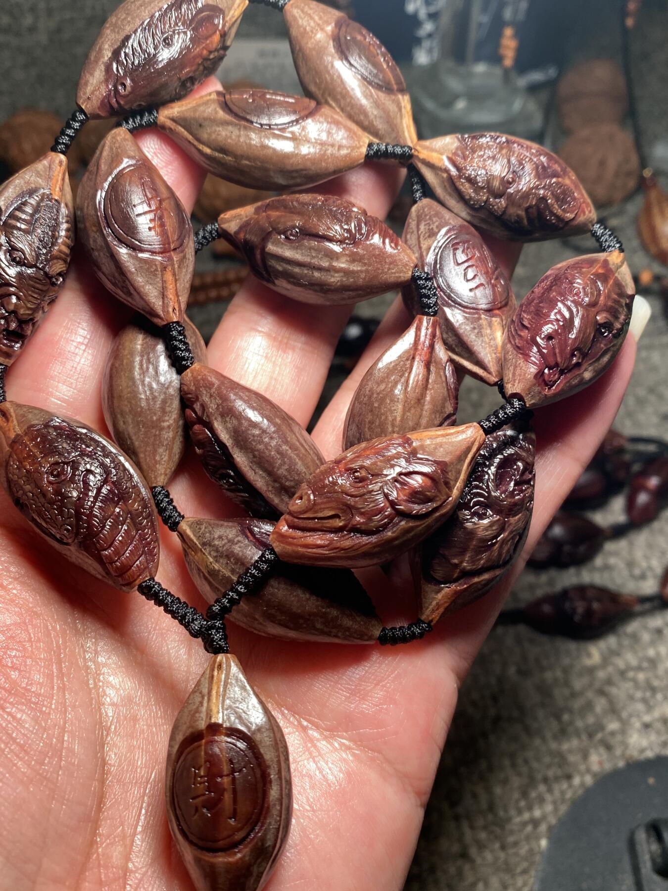 捡漏苏州非物质文化遗产，核雕艺术老苏工 福利苏工核雕纯手工老手艺名家王红秋老师雕刻紫核全手工福禄寿喜财十二生肖，雕工深峻，个性十足，等待有缘人，尺寸1。75x3.6喜欢的来