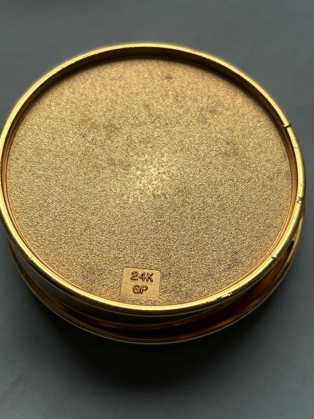 盛世勋华——号角文化勋章邮票专场拍卖第314期 日本昭和48年（1973年）勋四等瑞宝章受章纪念金盒，原桐木盒带受章人吉冈一二手书铭文，满工唐草纹錾刻，中心菊纹嵌银“勋”字，工艺精湛，大尺寸