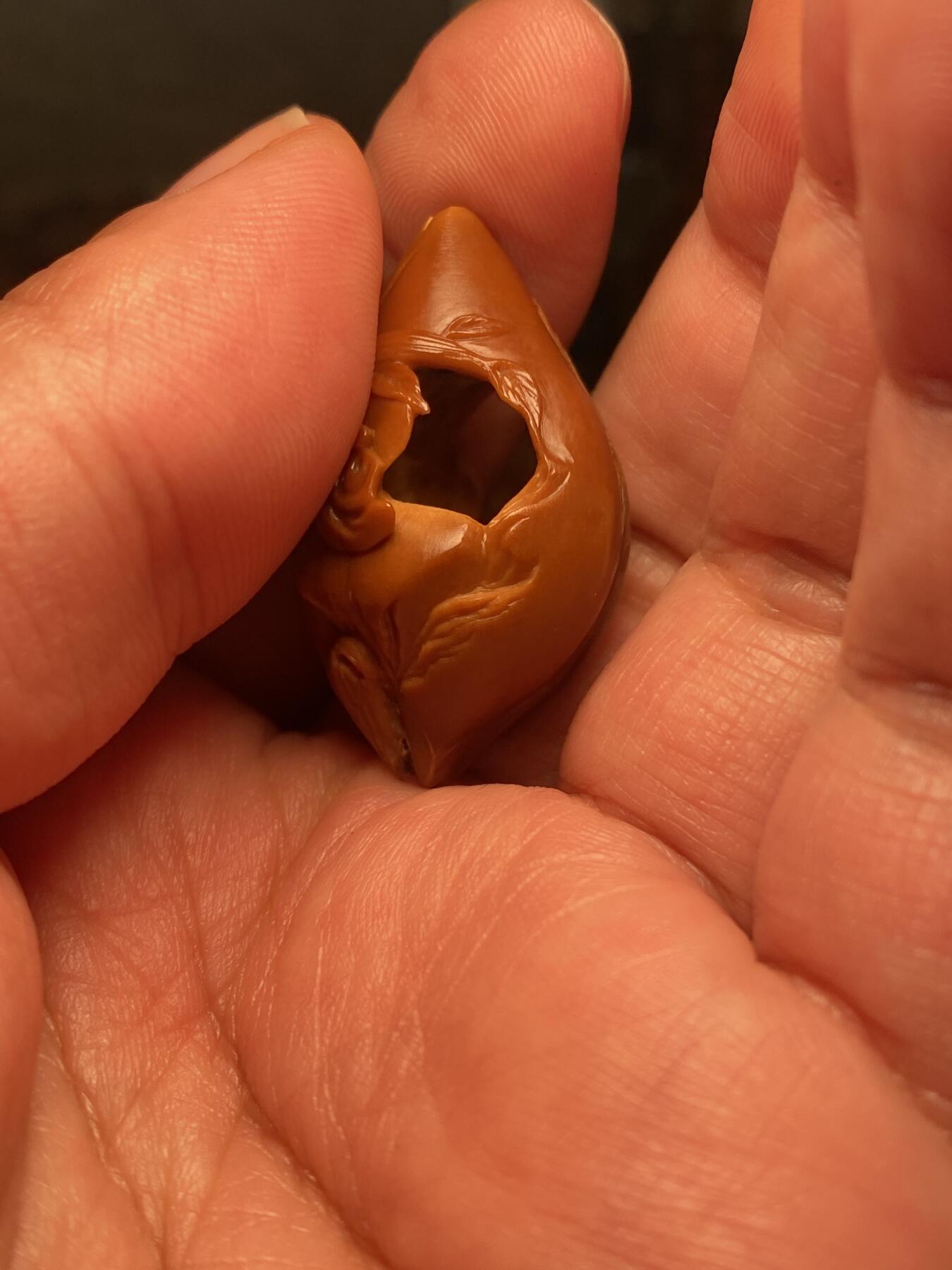 捡漏苏州非物质文化遗产，核雕艺术老苏工 福利苏工核雕纯手工风景无相单籽，雕工深峻，个性十足，等待有缘人，尺寸2.35x3。7喜欢的来