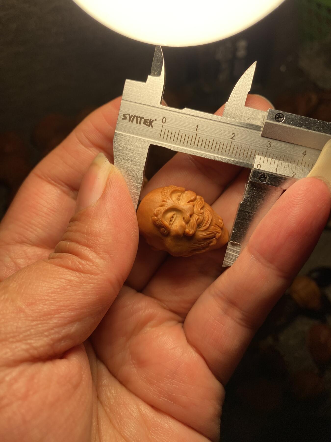 捡漏苏州非物质文化遗产，核雕艺术老苏工 福利苏工核雕纯手工老手艺，殷派十八罗汉，雕工深峻，个性十足，等待有缘人，尺寸2。15x2.9喜欢的来