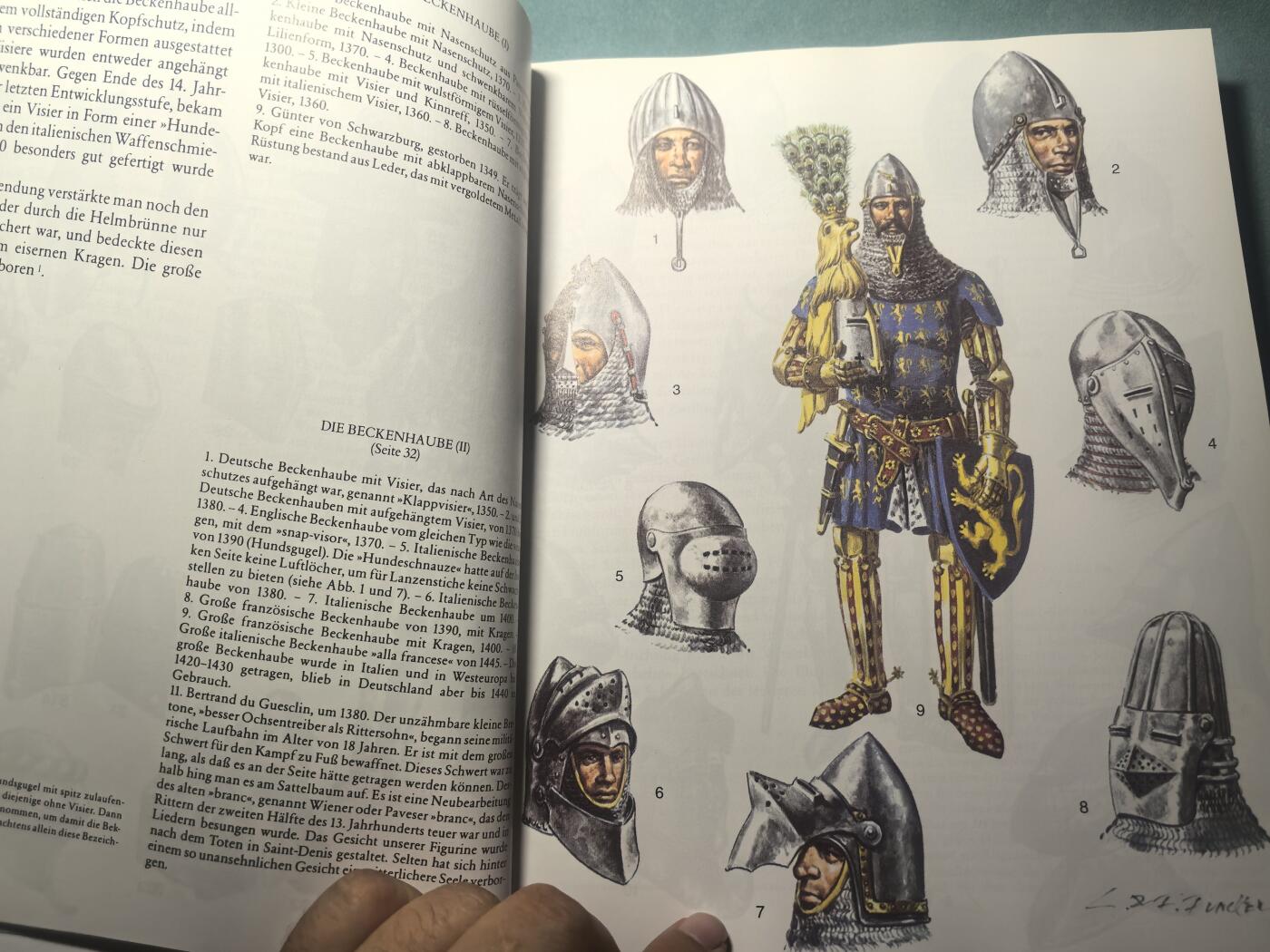 盛世勋华——号角文化勋章邮票专场拍卖第314期 德语军事历史文献 《历史上的武器与盔甲》 经典欧洲中世纪-文艺复兴军事史图鉴 以精准的考据和手绘复原图 详细梳理了从加洛林王朝到文艺复兴时期（8-16世纪）欧洲骑士、佣兵的武器、盔甲、服饰演变，是军事史、盔甲爱好者的经典参考资料 308页