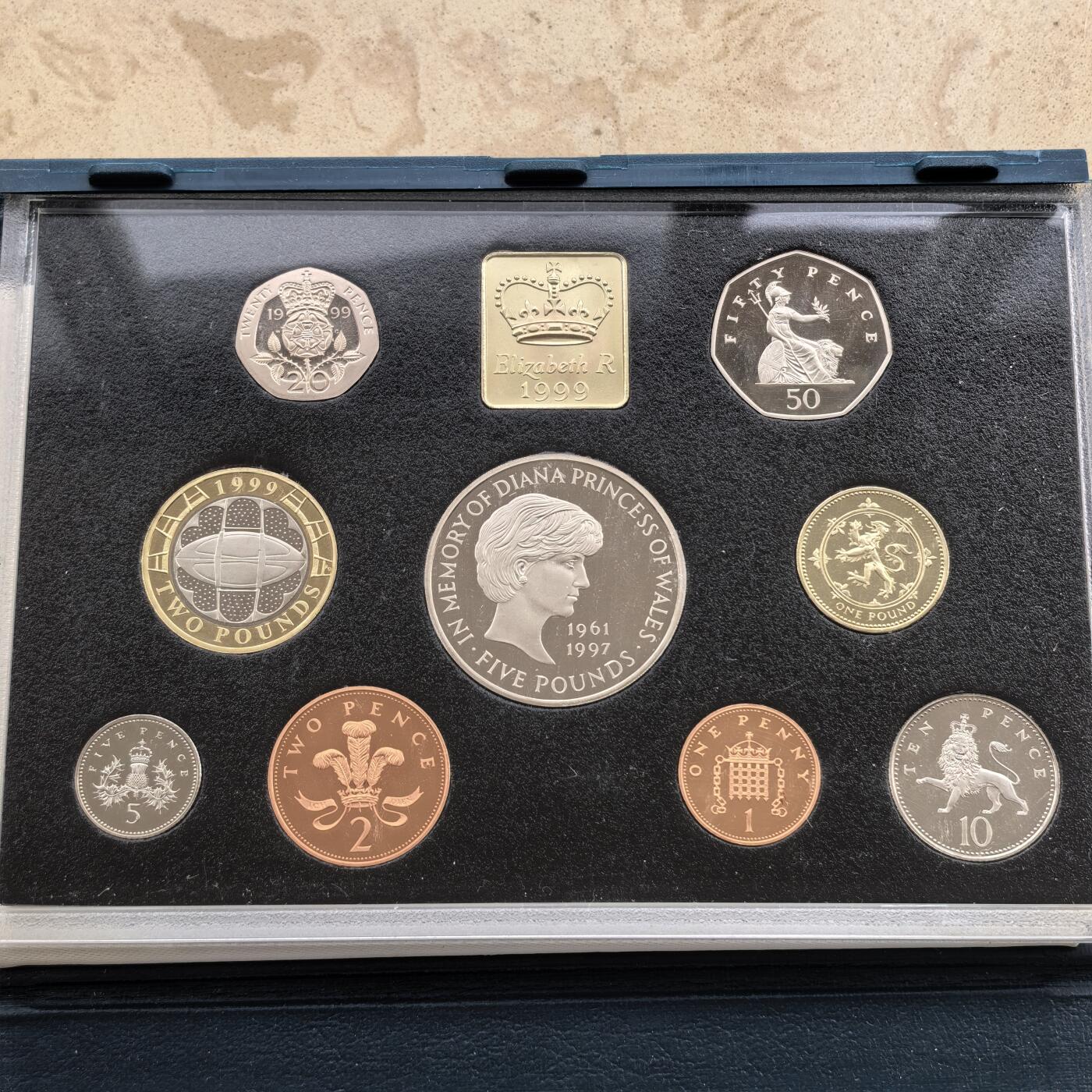 道一币馆币章第一百七十四场 原盒证 英国19991年精制套币九枚+纪念章