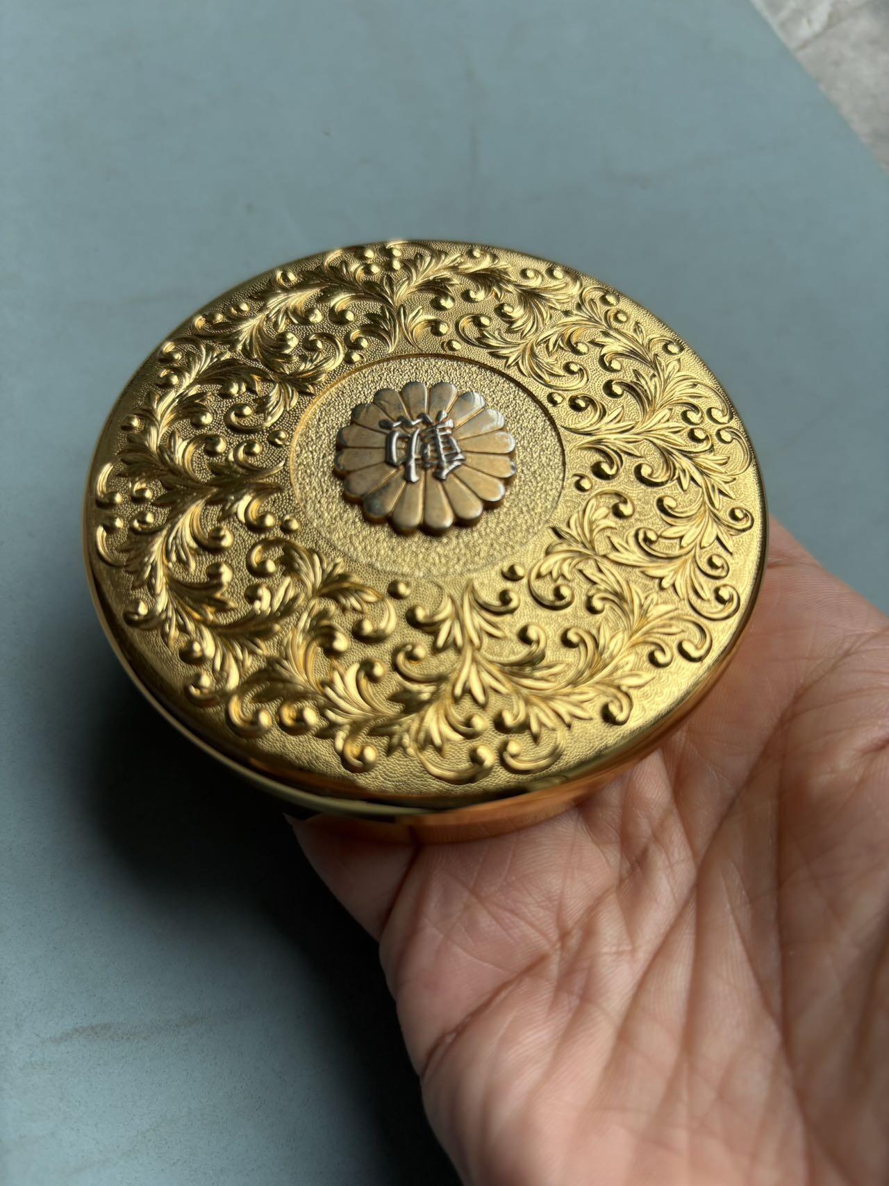 盛世勋华——号角文化勋章邮票专场拍卖第314期 日本昭和48年（1973年）勋四等瑞宝章受章纪念金盒，原桐木盒带受章人吉冈一二手书铭文，满工唐草纹錾刻，中心菊纹嵌银“勋”字，工艺精湛，大尺寸