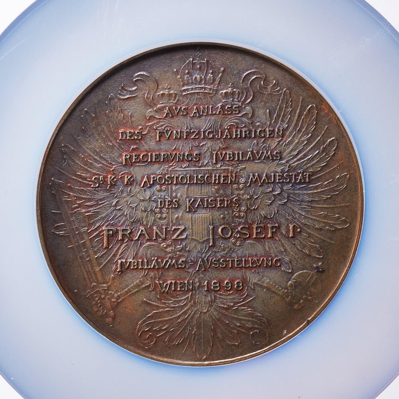 【俄甄集藏】满园春色-2026年(051)04-22星期三 晚 19:30 全场包邮 奥匈帝国1898年纪念弗朗茨·约瑟夫一世执政50周年大铜章，NGC MS63，双翼胜利女神庇佑下的年轻与年迈皇帝，维也纳顶级雕刻师卡尔·拉德尼茨基作品，巧克力包浆，高浮雕，名誉品种，直径：63mm