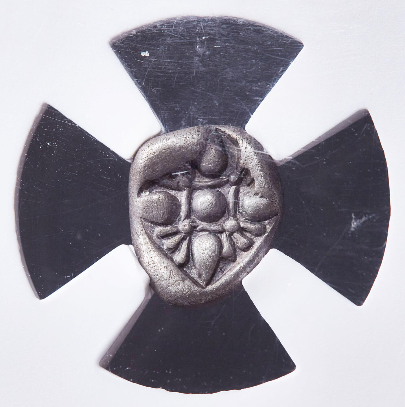 【俄甄集藏】满园春色-2026年(051)04-22星期三 晚 19:30 全场包邮 古希腊爱奥尼亚米利都城邦约公元前6世纪晚期-前5世纪早期狮子头1奥波银币，NGC F，正面张口咆哮的向左的狮子头，背面戳记中有大芒星图案，原味包浆，经典品种