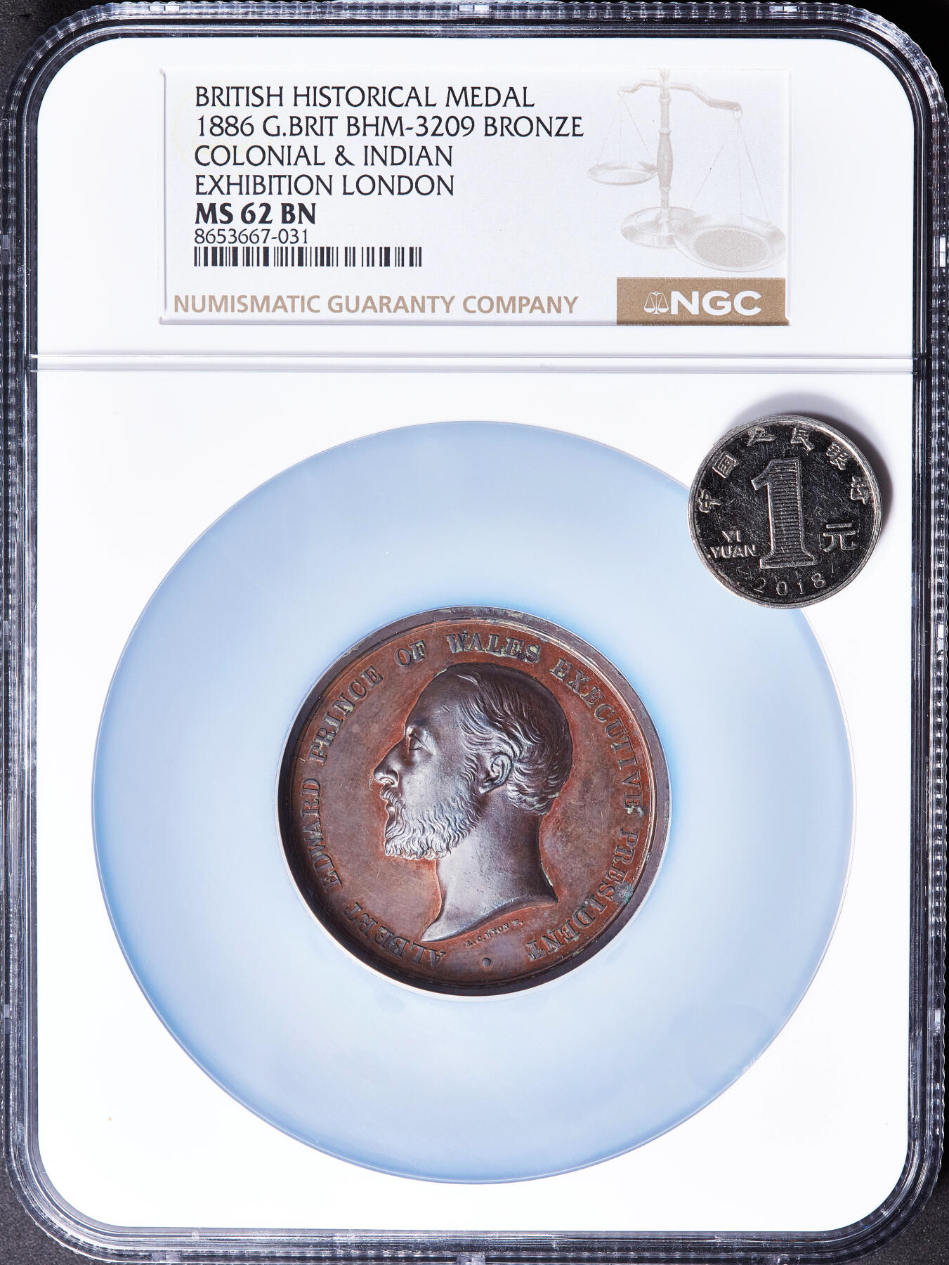 【俄甄集藏】满园春色-2026年(051)04-22星期三 晚 19:30 全场包邮 英国1886年阿尔伯特·爱德华威尔士亲王头像（即后来的英国国王爱德华七世）纪念在伦敦召开的英国殖民地与印度博览会大铜章，NGC MS62，巧克力包浆，高浮雕，类精制底板，皇家造币厂首席雕刻师莱昂纳德·查尔斯·怀恩作品，直径：52mm
