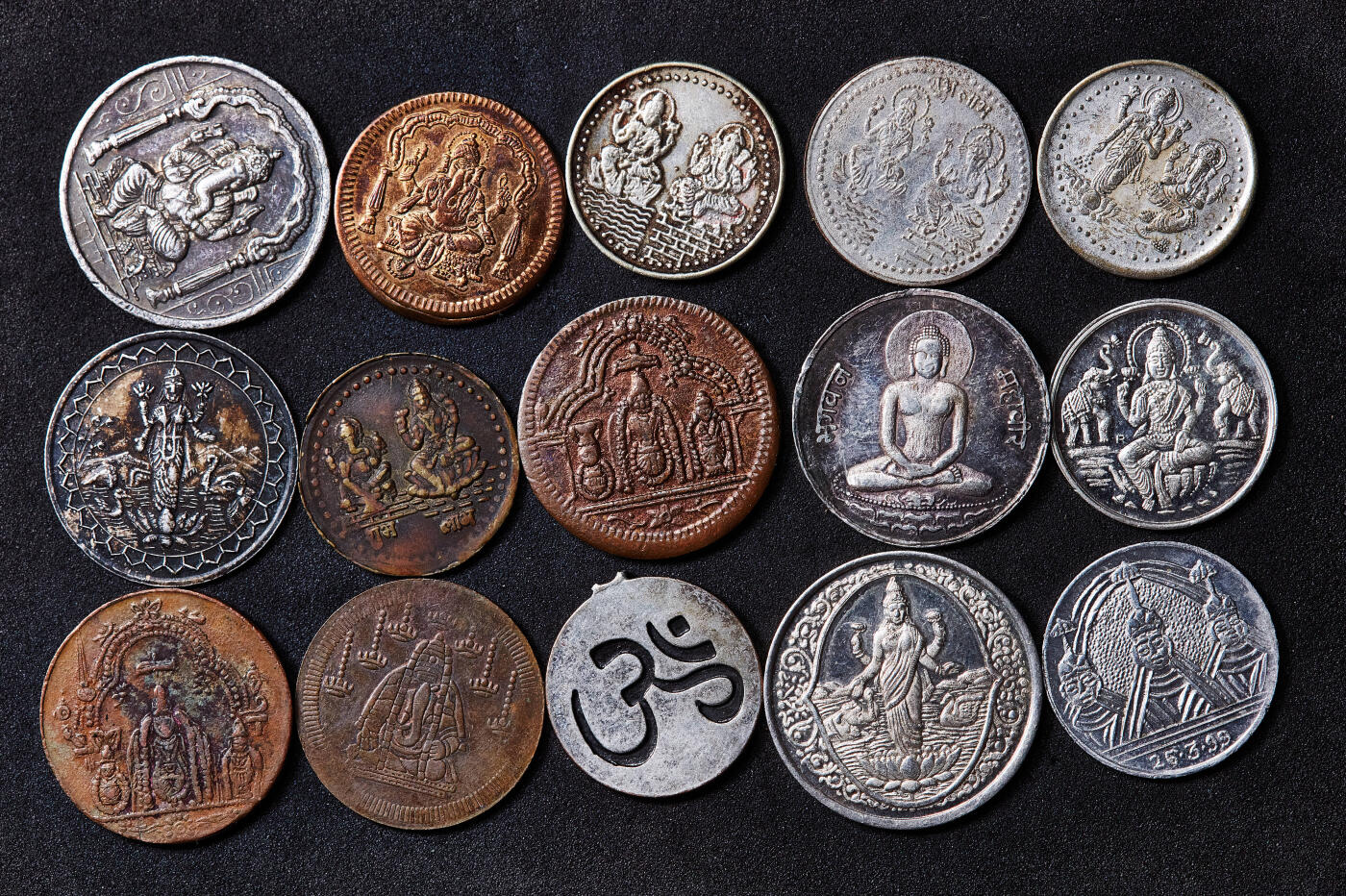 【俄甄集藏】满园春色-2026年(051)04-22星期三 晚 19:30 全场包邮 印度19-20世纪土邦印度教庙宇代用币一组，材质有银、铜、锌、合金等，最大直径：37mm，最小直径：19mm，共75枚