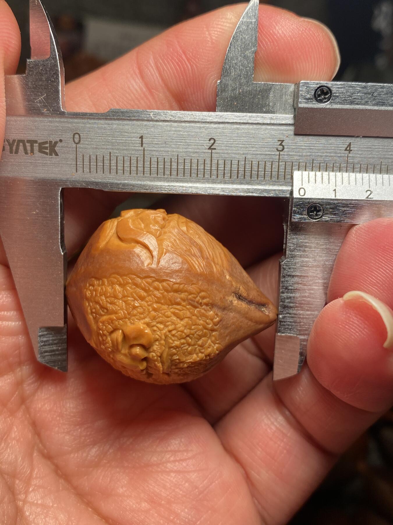 捡漏苏州非物质文化遗产，核雕艺术老苏工 福利苏工核雕纯手工群仙单籽，雕工深峻，个性十足，等待有缘人，尺寸2.8x3.35喜欢的来