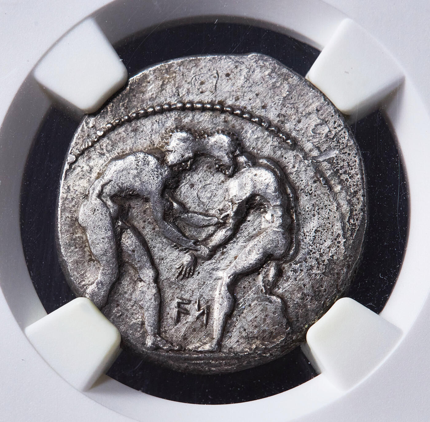 【俄甄集藏】满园春色-2026年(051)04-22星期三 晚 19:30 全场包邮 古希腊潘菲尼亚艾斯蓬杜斯公元前380-325年奥运摔跤手1斯塔特银币，NGC VF，正面弹弓手用弹弓投石，右边有三腿转轮，左侧币文为地名艾斯蓬杜斯；背面两个摔跤手互相抓扭对方，直径23mm