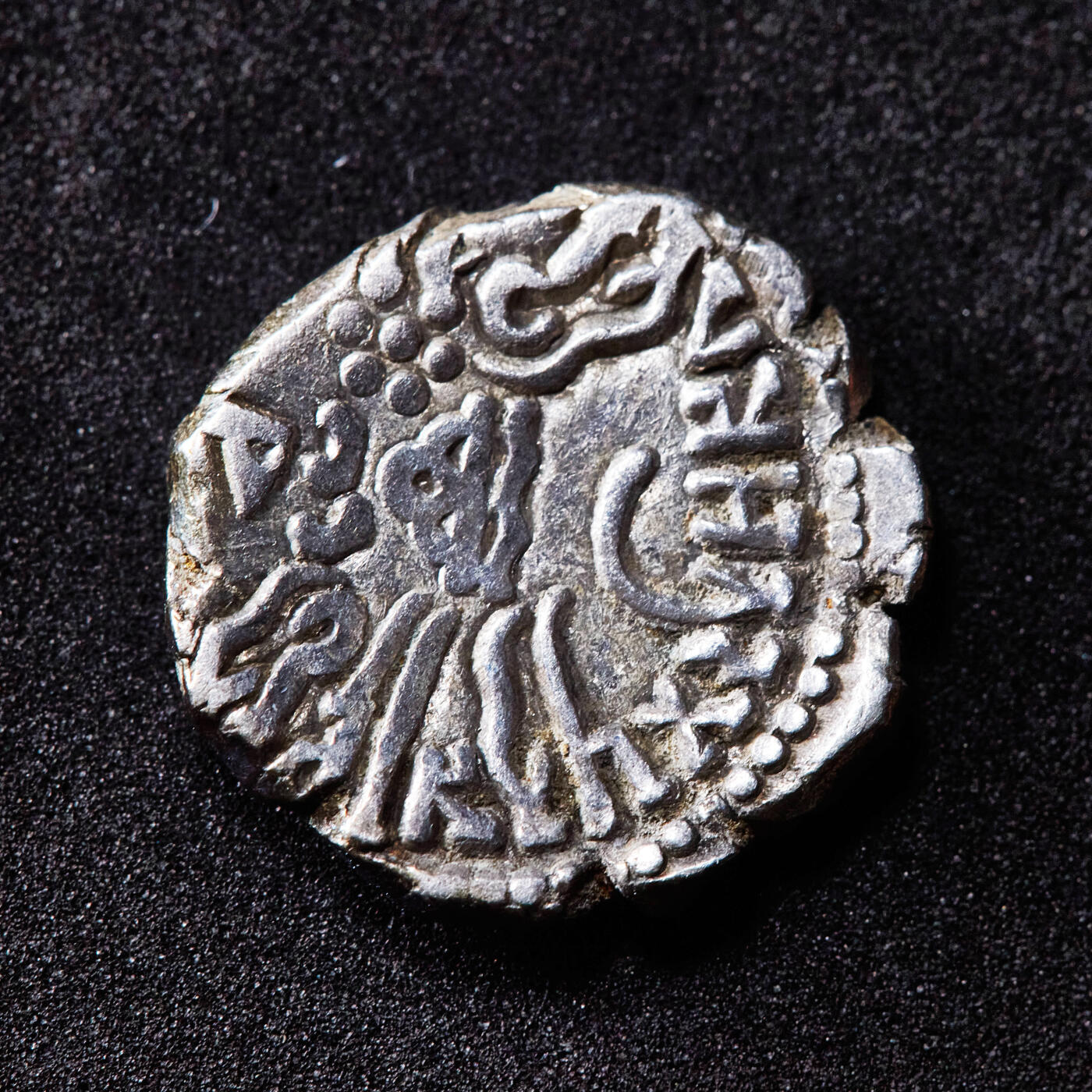 【俄甄集藏】满园春色-2026年(051)04-22星期三 晚 19:30 全场包邮 西萨特拉普王朝（西郡太守）公元256-278年鲁德拉森二世1德拉克马银币，正面国王带盔头像，背面三拱丘,太阳，新月与河水，直径：13mm，重量：2.3克，保存完好