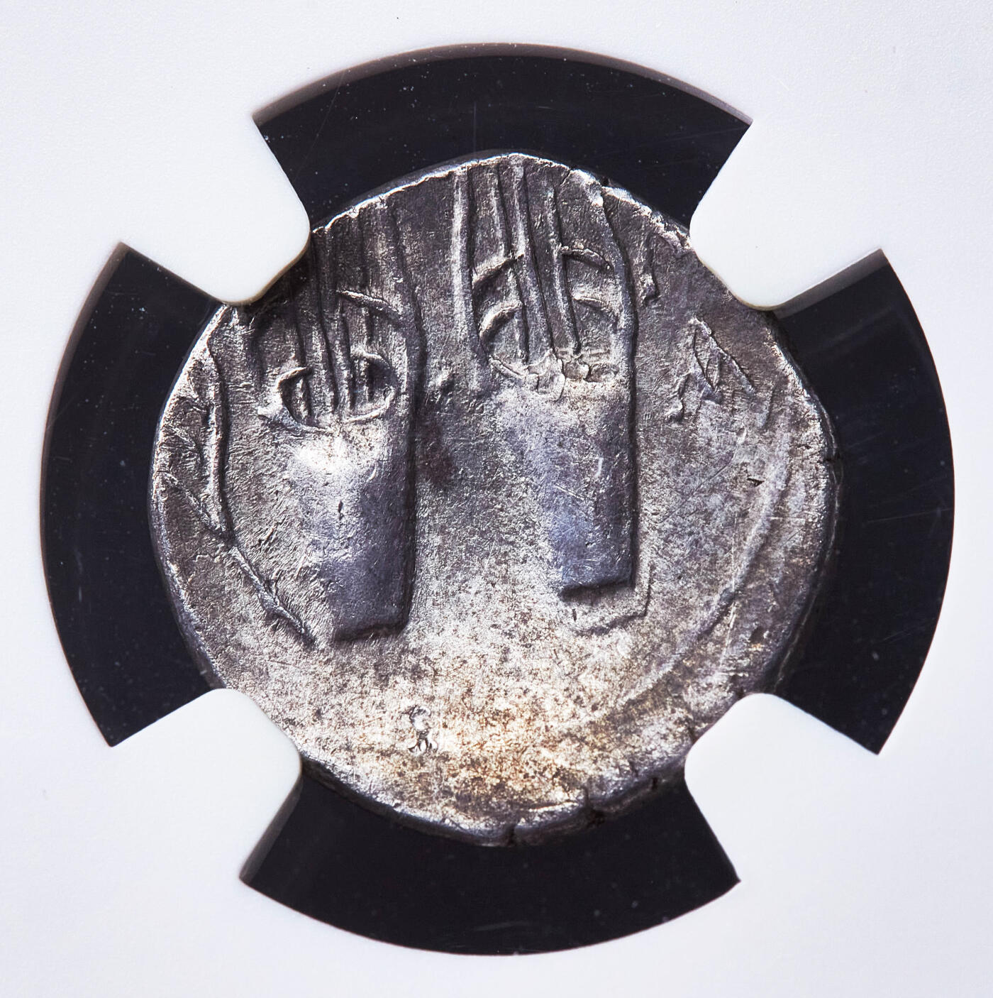 【俄甄集藏】满园春色-2026年(051)04-22星期三 晚 19:30 全场包邮 古罗马帝国公元前27-公元14年吕基亚联盟1德拉克马银币，NGC ChVF(Str 4/5, Sur 3/5)，马希凯塔斯发行，正面奥古斯都无冠冕面右像，背面双里拉琴，稀有品种