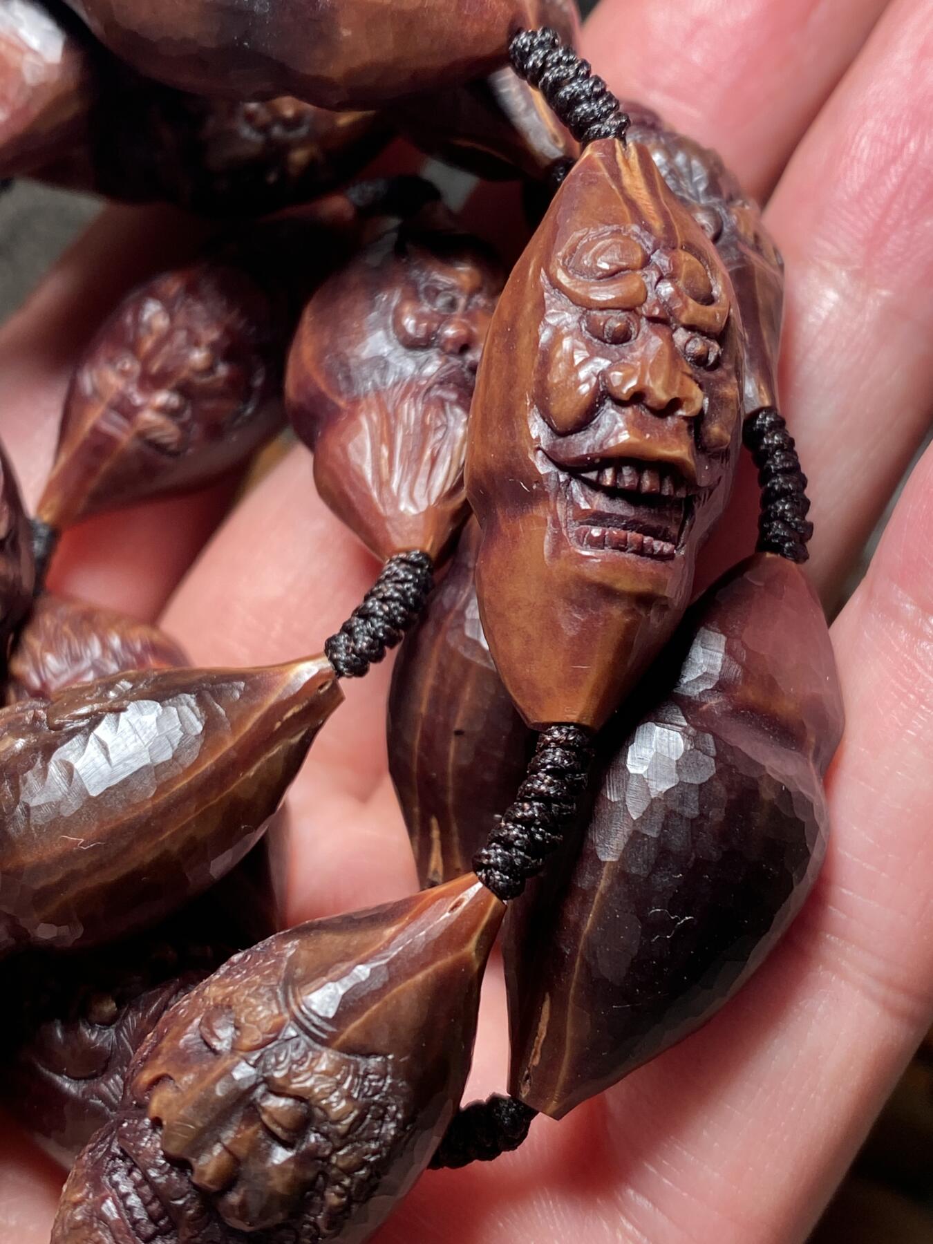 捡漏苏州非物质文化遗产，核雕艺术老苏工 福利苏工核雕纯手工老手艺名家王红秋老师雕刻异型紫核全刀工福禄十八罗汉，雕工深峻，个性十足，等待有缘人，尺寸1。5x3。2喜欢的来