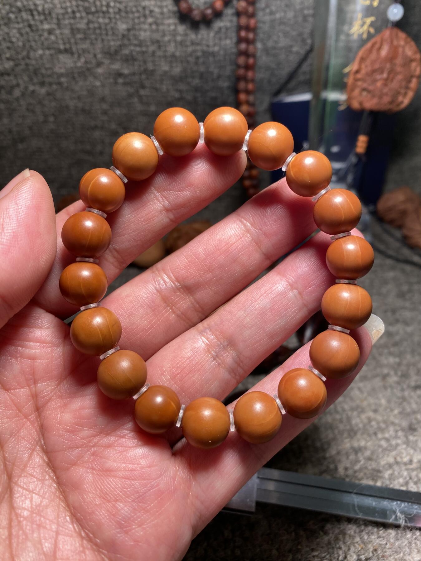 捡漏苏州非物质文化遗产，核雕艺术老苏工 福利苏工核雕纯手工铁核小正圆手串，个性十足，等待有缘人，尺寸1。15左右喜欢的来，二个字便宜，少花冤枉钱，不还价