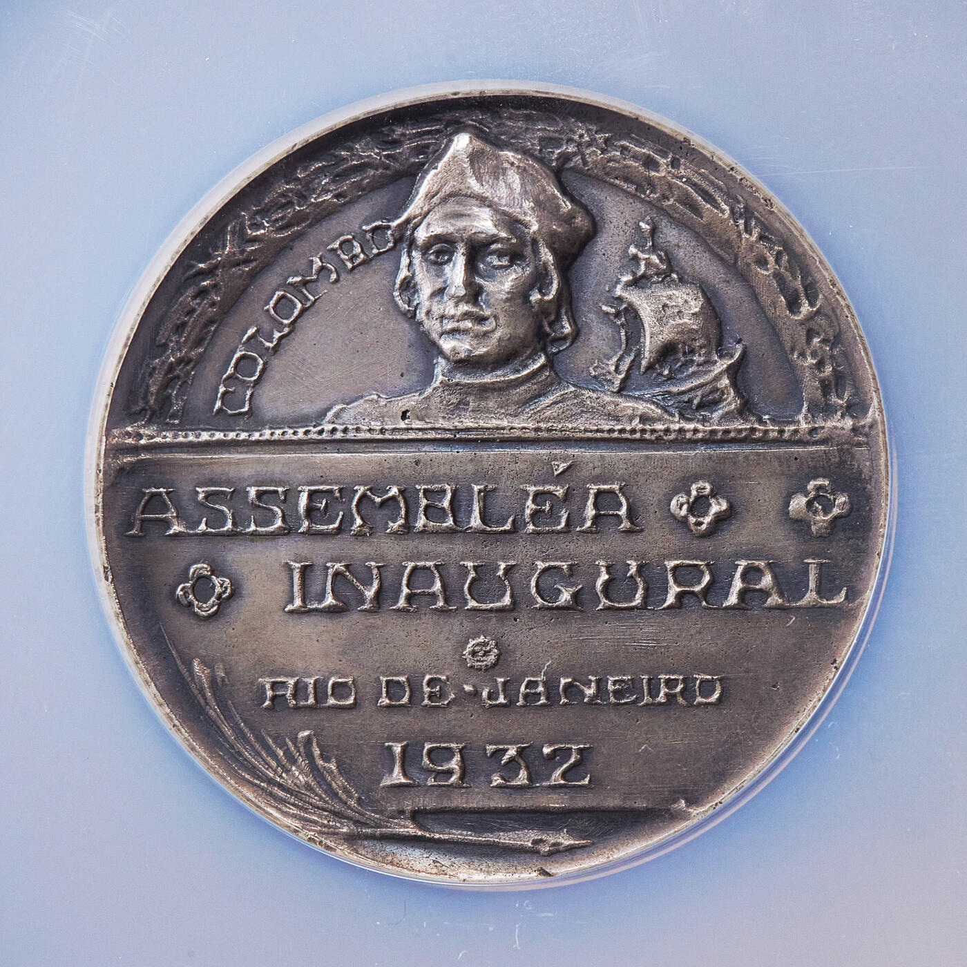 【俄甄集藏】满园春色-2026年(051)04-22星期三 晚 19:30 全场包邮 巴西1932年哥伦布头像纪念泛美地理历史学会成立大银章，NGC MS64，高浮雕，酱彩老包浆，设计精美，直径：50mm，重：82克，十分厚重，稀少品种