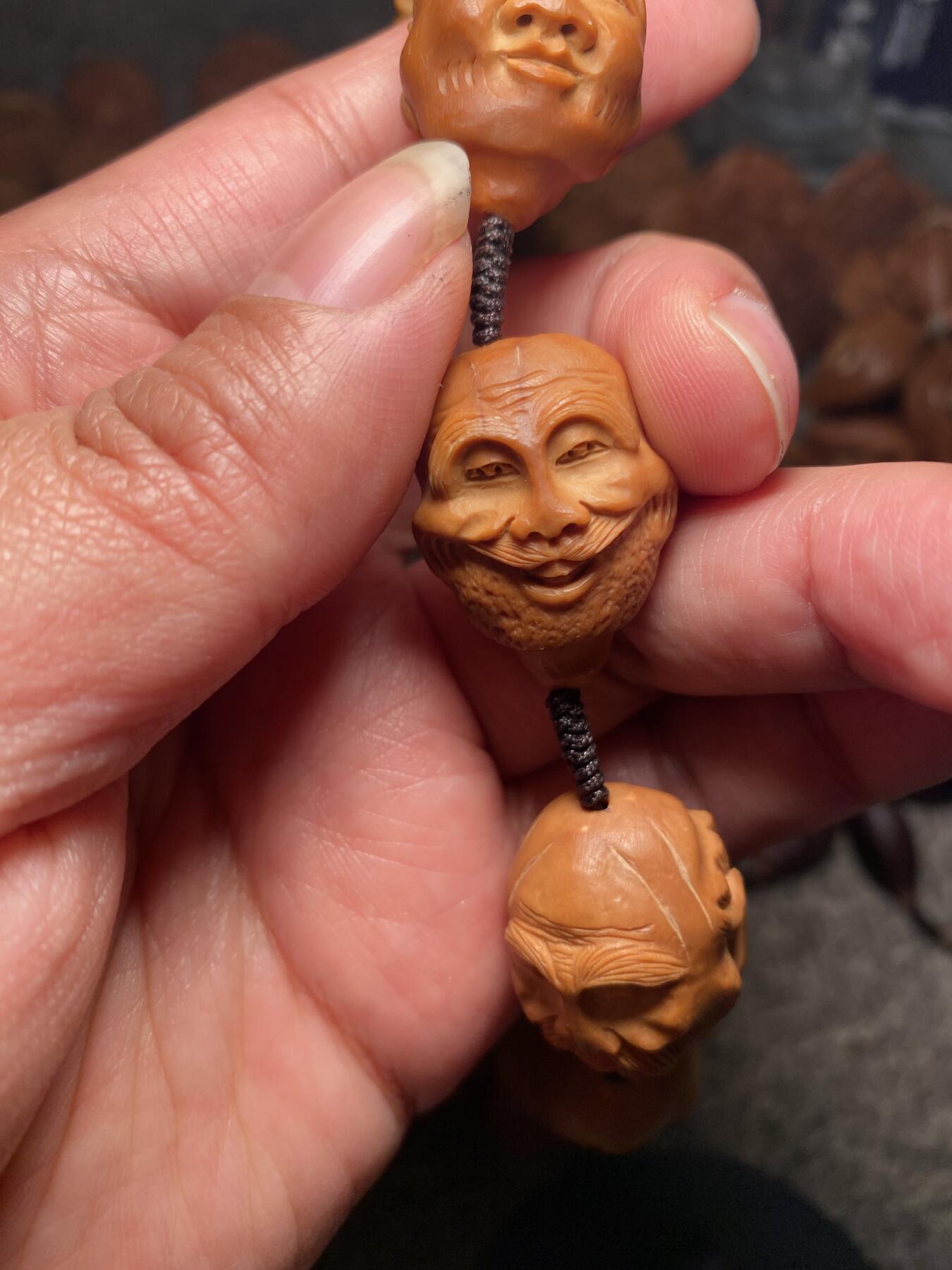 捡漏苏州非物质文化遗产，核雕艺术老苏工 福利苏工核雕纯手工老手艺，殷派十八罗汉，雕工深峻，个性十足，等待有缘人，尺寸2。15x2.9喜欢的来