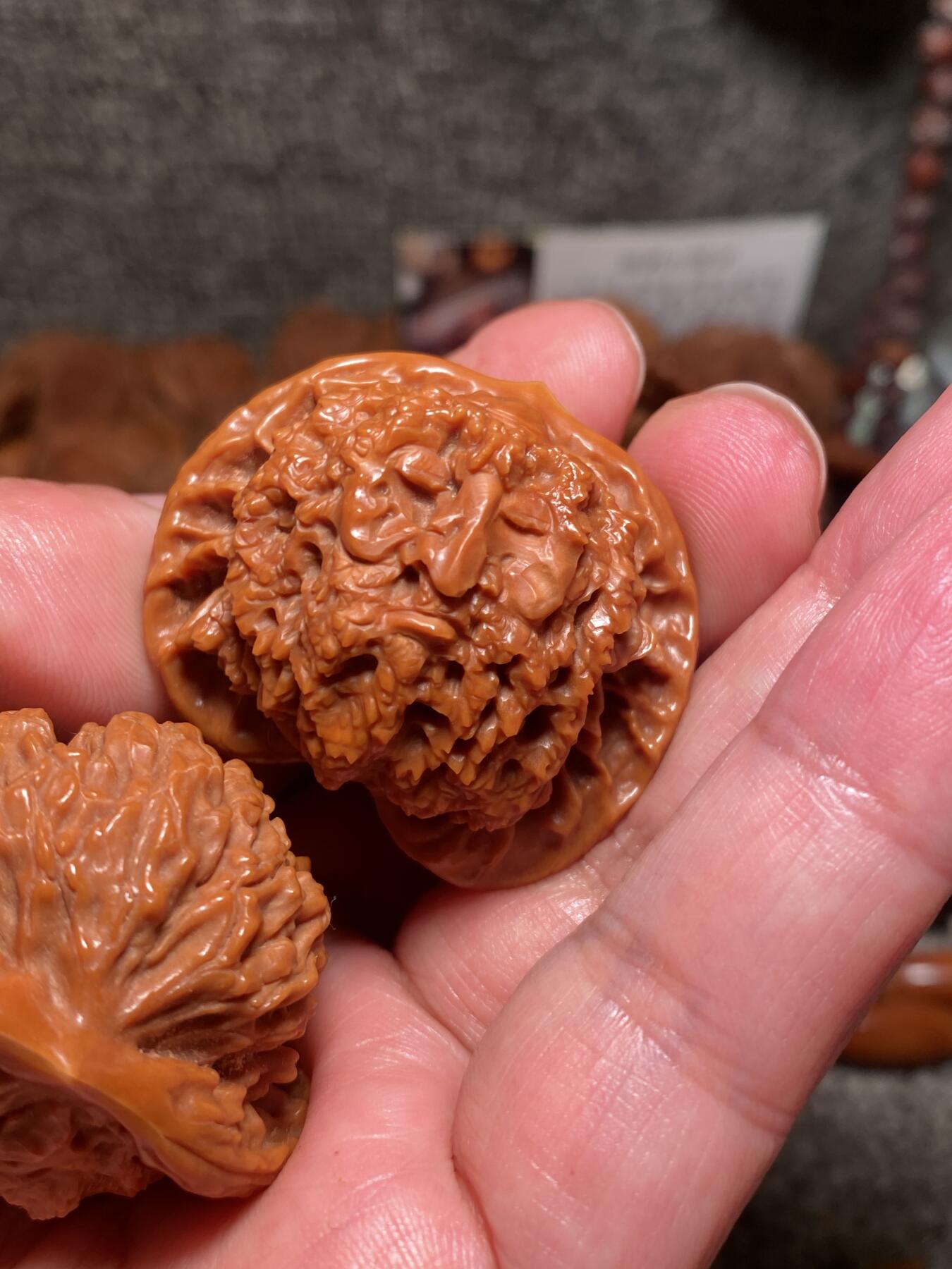 捡漏苏州非物质文化遗产，核雕艺术老苏工 福利苏工核雕，纯手工雕刻,核桃老苏工达摩禅宗，个性十足，宽边狮子头雕，10年老料尺寸4。1喜欢的来