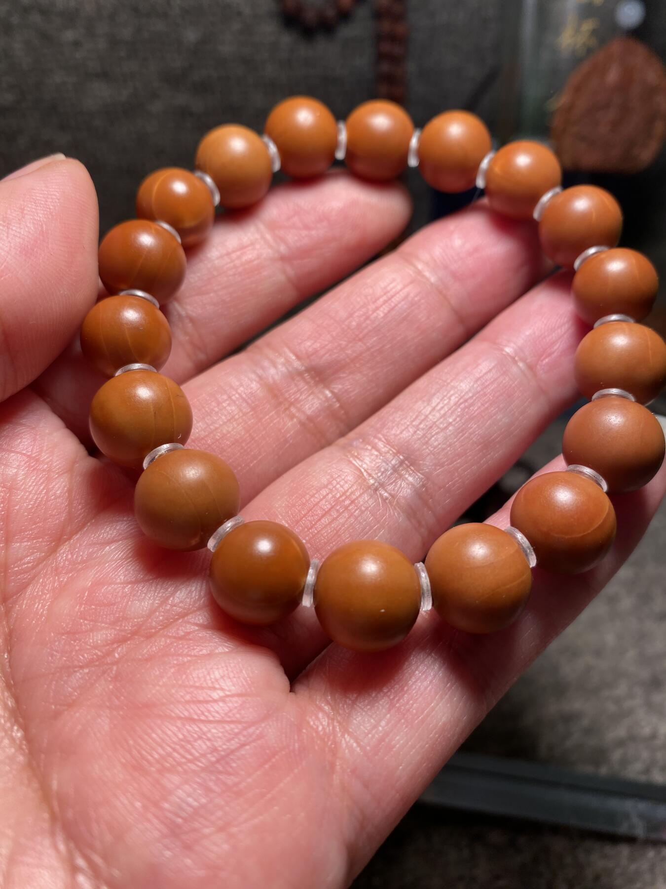 捡漏苏州非物质文化遗产，核雕艺术老苏工 福利苏工核雕纯手工铁核小正圆手串，个性十足，等待有缘人，尺寸1。15左右喜欢的来，二个字便宜，少花冤枉钱，不还价