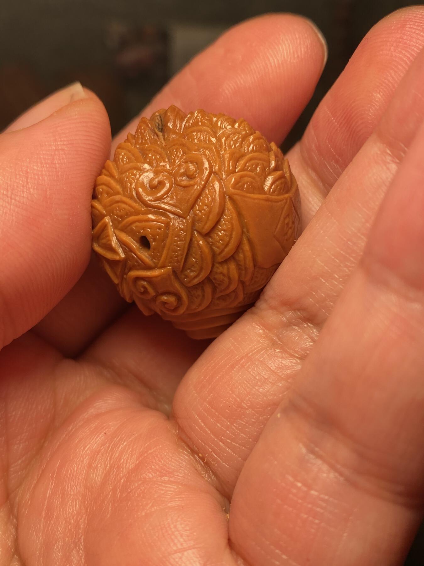 捡漏苏州非物质文化遗产，核雕艺术老苏工 福利苏工核雕纯手工铁核金蟾三通，雕工深峻，个性十足，等待有缘人，尺寸2。8x3.0目前核界最大尺寸喜欢的来