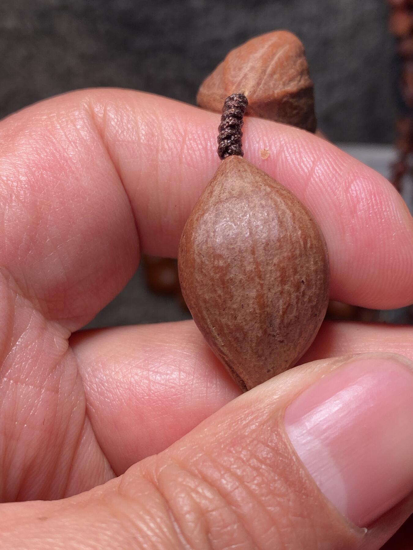 捡漏苏州非物质文化遗产，核雕艺术老苏工 福利苏工核雕，20年老陈料爆红品质脖挂手持三面佛，个性十足，等待有缘人，市场少见，漂亮，尺寸1。75x2.95左右喜欢的来