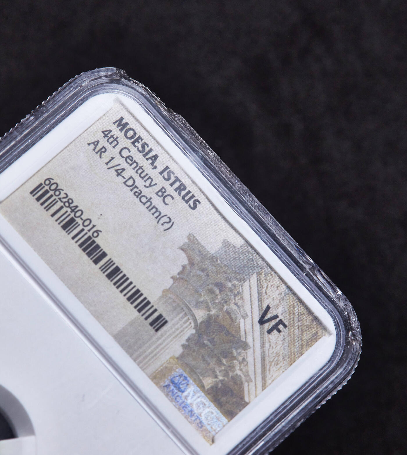 【俄甄集藏】满园春色-2026年(051)04-22星期三 晚 19:30 全场包邮 古希腊莫西亚伊斯特罗斯城公元前4世纪1/4德拉克马双子座兄弟银币，NGC VF，稀有小面值，正面是双子男孩头像象征日出日落，背面鹰啄食海豚，上方币文：伊斯特罗斯，直径：11mm，稀少品种，外盒破损，见详图