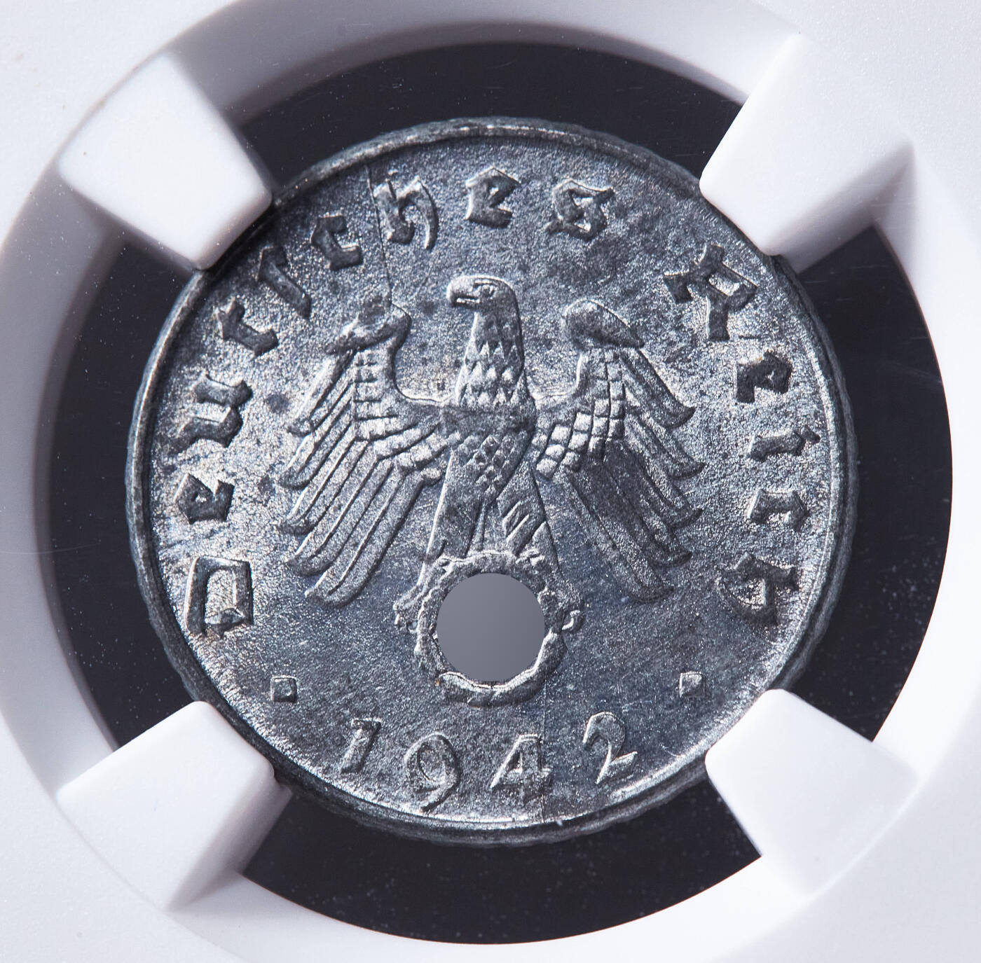 【俄甄集藏】满园春色-2026年(051)04-22星期三 晚 19:30 全场包邮 德国第三帝国1942年D版党徽5芬尼锌币，NGC MS62，原光品相，原图至官网查询或联系客服