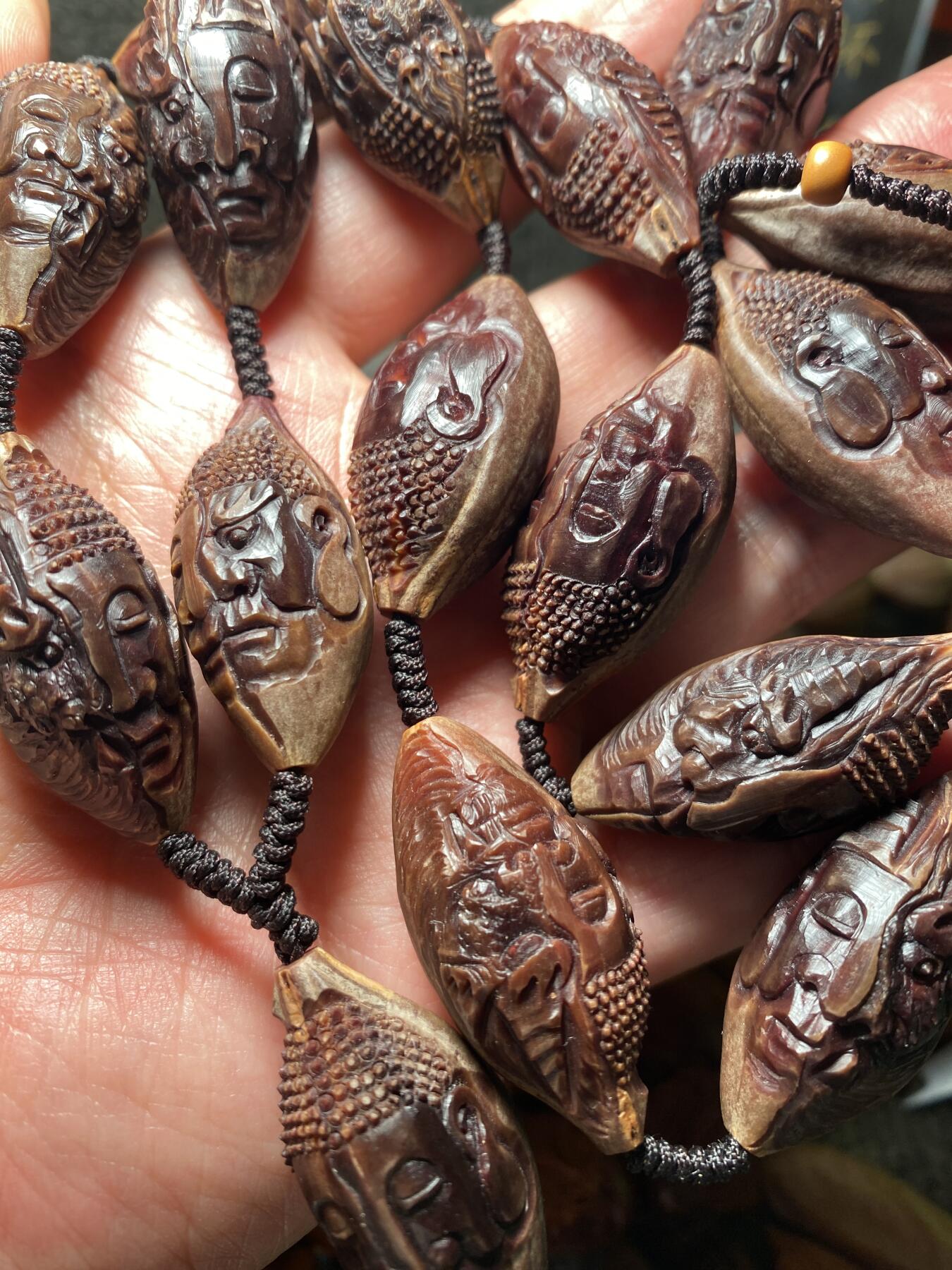 捡漏苏州非物质文化遗产，核雕艺术老苏工 福利孤品苏工核雕纯手工老手艺，老款佛魔紫核一念之间，雕工深峻，个性十足，等待有缘人，尺寸1。65x3.45喜欢的来