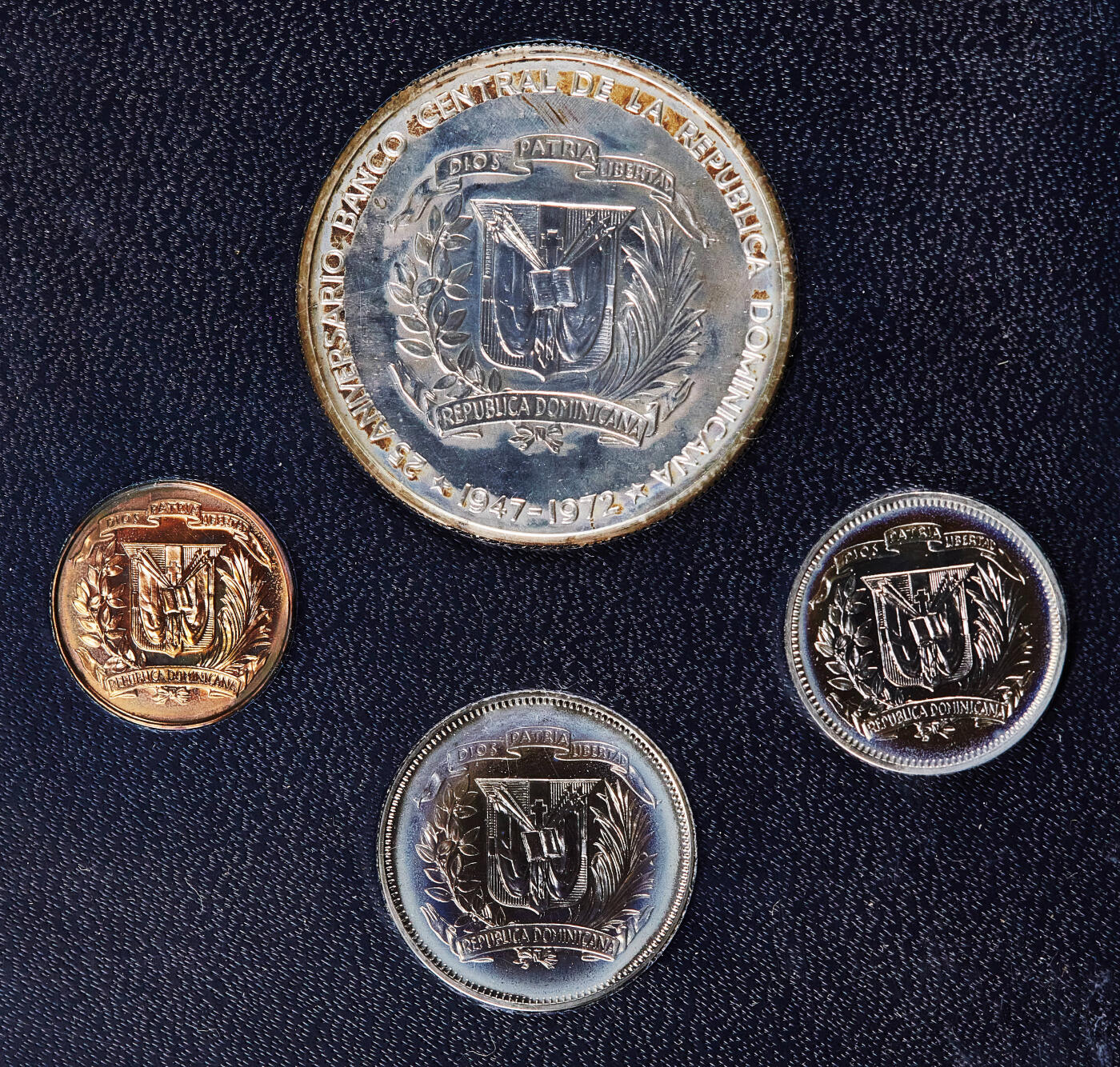 【俄甄集藏】满园春色-2026年(051)04-22星期三 晚 19:30 全场包邮 多米尼加1972年1分-1比索官方精制封装硬币4枚套，其中中央银行成立25周年1比索银币重26.7克，900银，一共发行500套，稀有品种