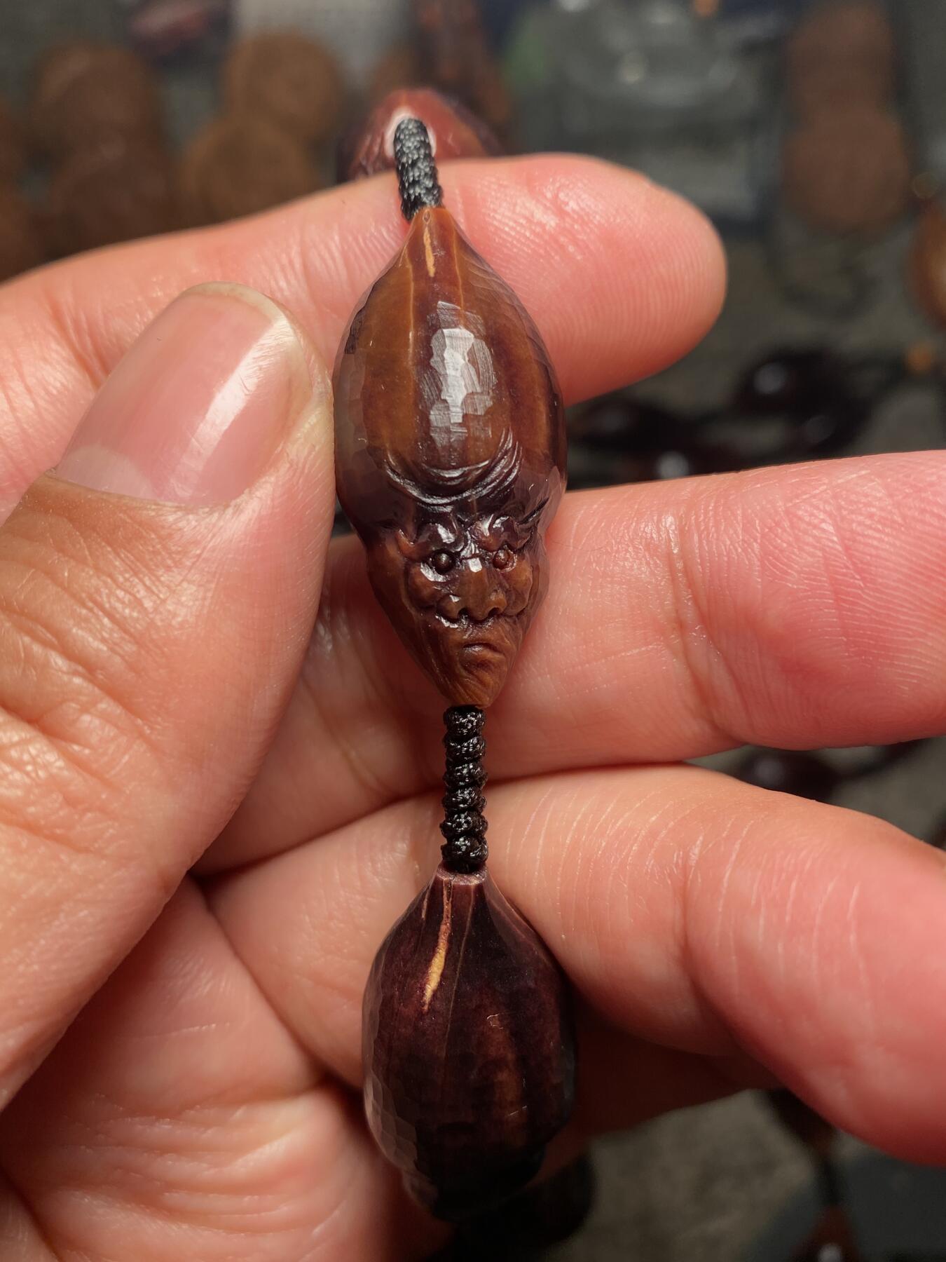 捡漏苏州非物质文化遗产，核雕艺术老苏工 福利苏工核雕纯手工老手艺名家王红秋老师雕刻异型紫核全刀工福禄寿百态，雕工深峻，个性十足，等待有缘人，尺寸1。5x3。2喜欢的来