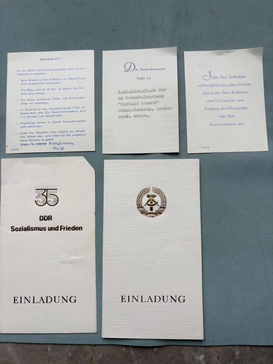 盛世勋华——号角文化勋章邮票专场拍卖第314期 东德1984年建国35周年，三级劳动红旗勋章全套授勋文件，含证书、邀请函及官方通知，包括2份主题邀请函（35周年国庆版、国徽版）3份仪式说明/须知文件