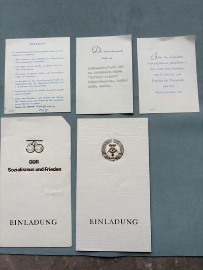 盛世勋华——号角文化勋章邮票专场拍卖第314期 - 东德1984年建国35周年，三级劳动红旗勋章全套授勋文件，含证书、邀请函及官方通知，包括2份主题邀请函（35周年国庆版、国徽版）3份仪式说明/须知文件