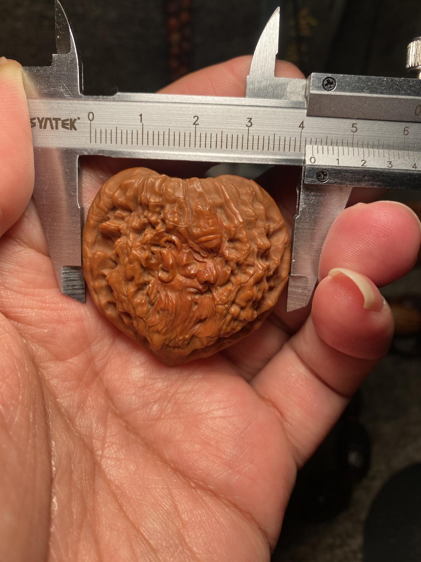 捡漏苏州非物质文化遗产，核雕艺术老苏工 福利苏工核雕，纯手工雕刻,核桃老苏工留刀痕关公，忠义千秋，个性十足，等待有缘人，市场无同款，尺寸4。2喜欢的来